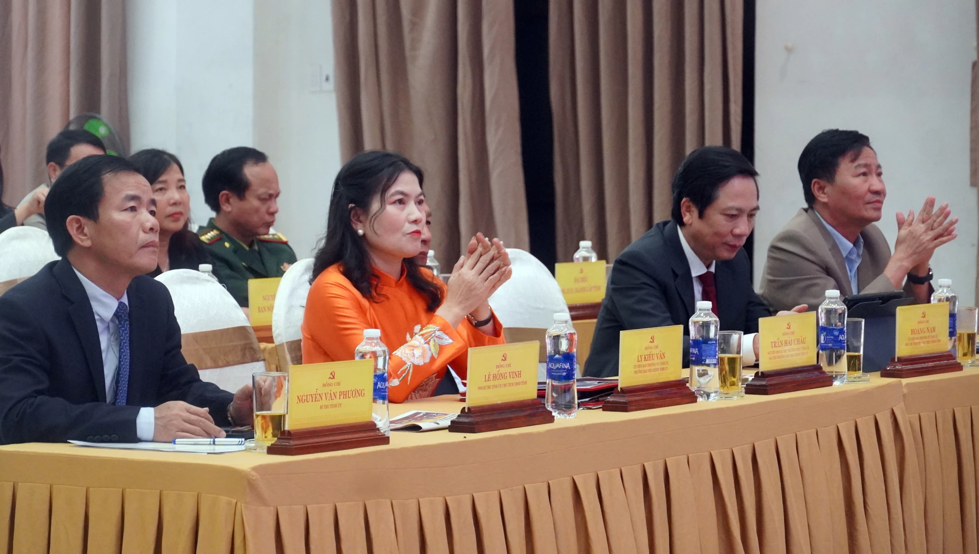 Đồng ch&iacute; B&iacute; thư Tỉnh ủy Nguyễn Văn Phương v&agrave; c&aacute;c đồng ch&iacute; l&atilde;nh đạo tỉnh dự lễ kỷ niệm - Ảnh: N.M