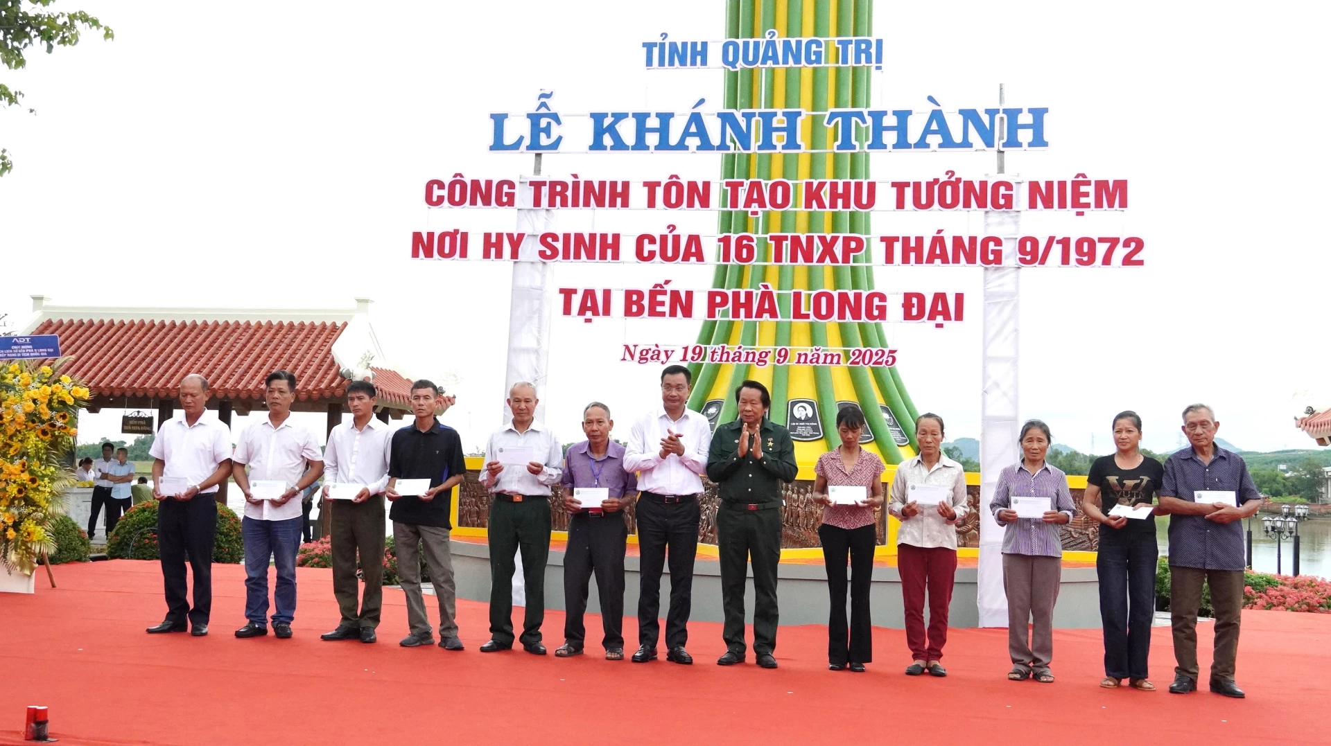 Bí thư Tỉnh ủy Lê Ngọc Quang và lãnh đạo Hội cựu TNXP trao quà cho thân nhân các liệt sĩ - Ảnh: QV