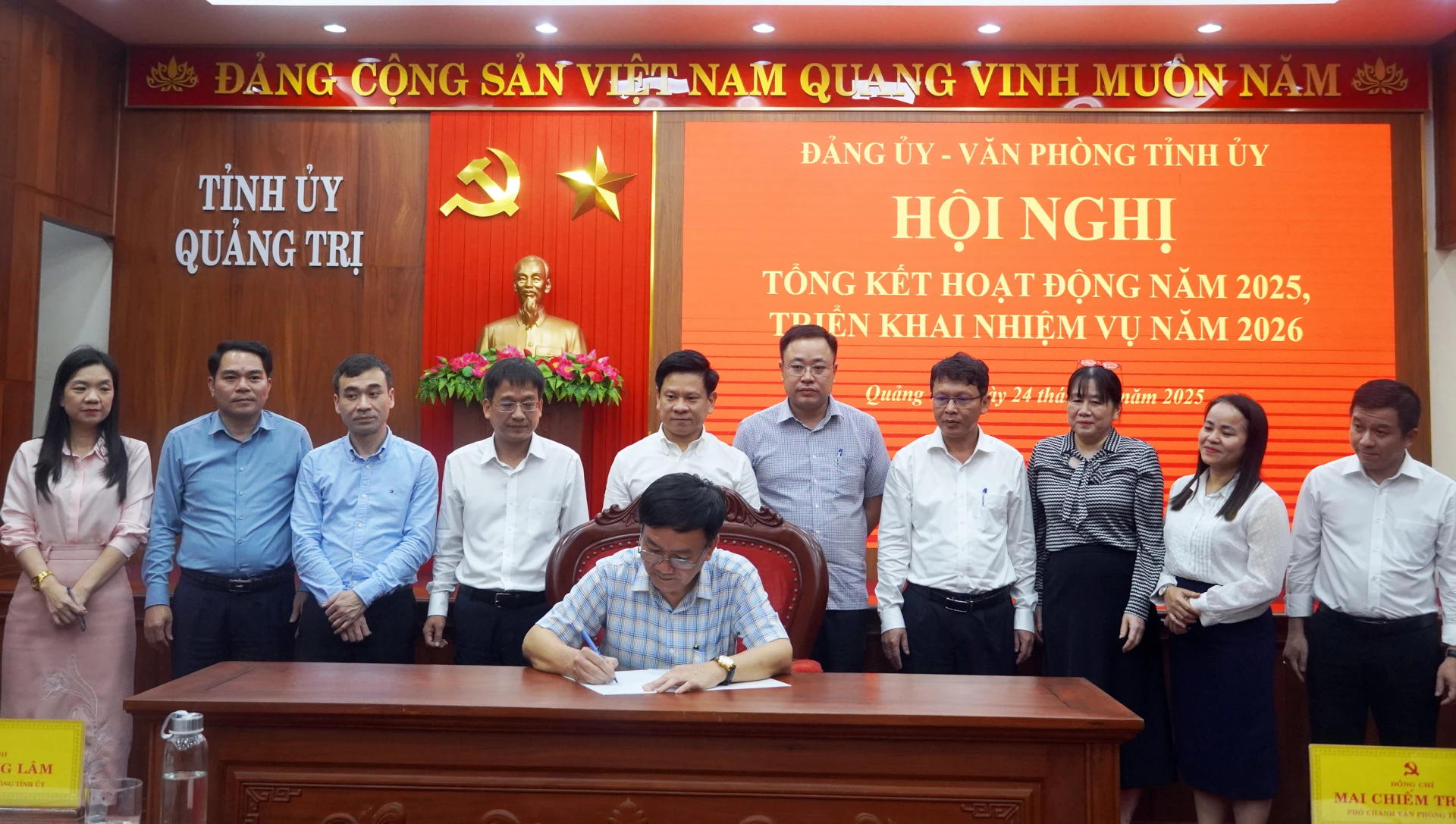 Văn ph&ograve;ng Tỉnh ủy k&yacute; kết giao ước thi đua năm 2026 - Ảnh: N.M