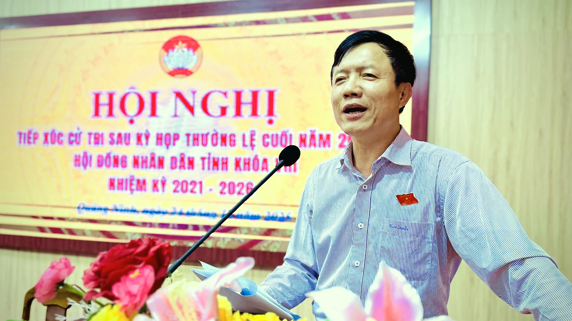 Đại diện đại biểu Hội đồng nh&acirc;n d&acirc;n tỉnh đ&atilde; th&ocirc;ng tin tới cử tri về kết quả kỳ họp thường lệ cuối năm 2025. Ảnh: Quang Ngọc