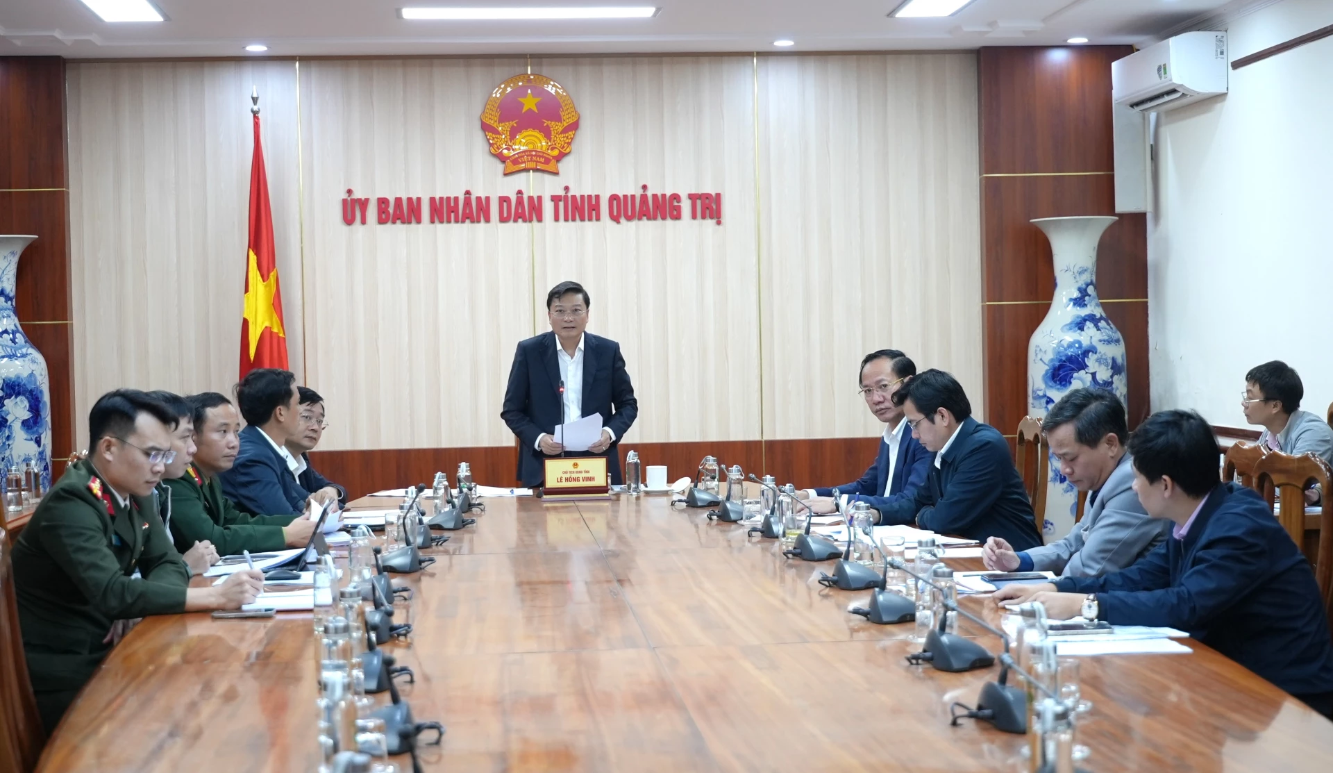 Đồng chí Lê Hồng Vinh, Chủ tịch UBND tỉnh khẳng định cam kết của tỉnh Quảng Trị trong việc khẩn trương khắc phục sạt lở tại xã Khe Sanh - Ảnh: Trung Đức