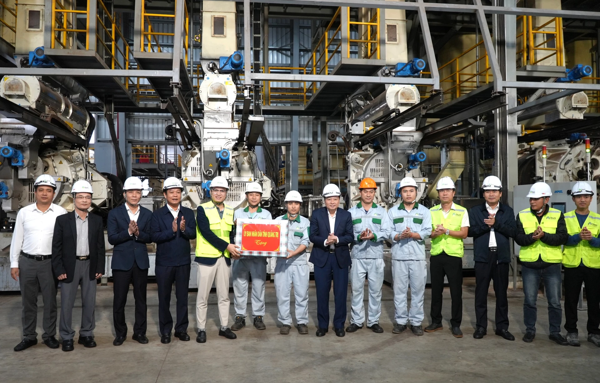 Đồng ch&iacute; L&ecirc; Hồng Vinh, Chủ tịch UBND tỉnh tặng qu&agrave; cho l&atilde;nh đạo, c&ocirc;ng nh&acirc;n nh&agrave; m&aacute;y - Ảnh: Trung Đức