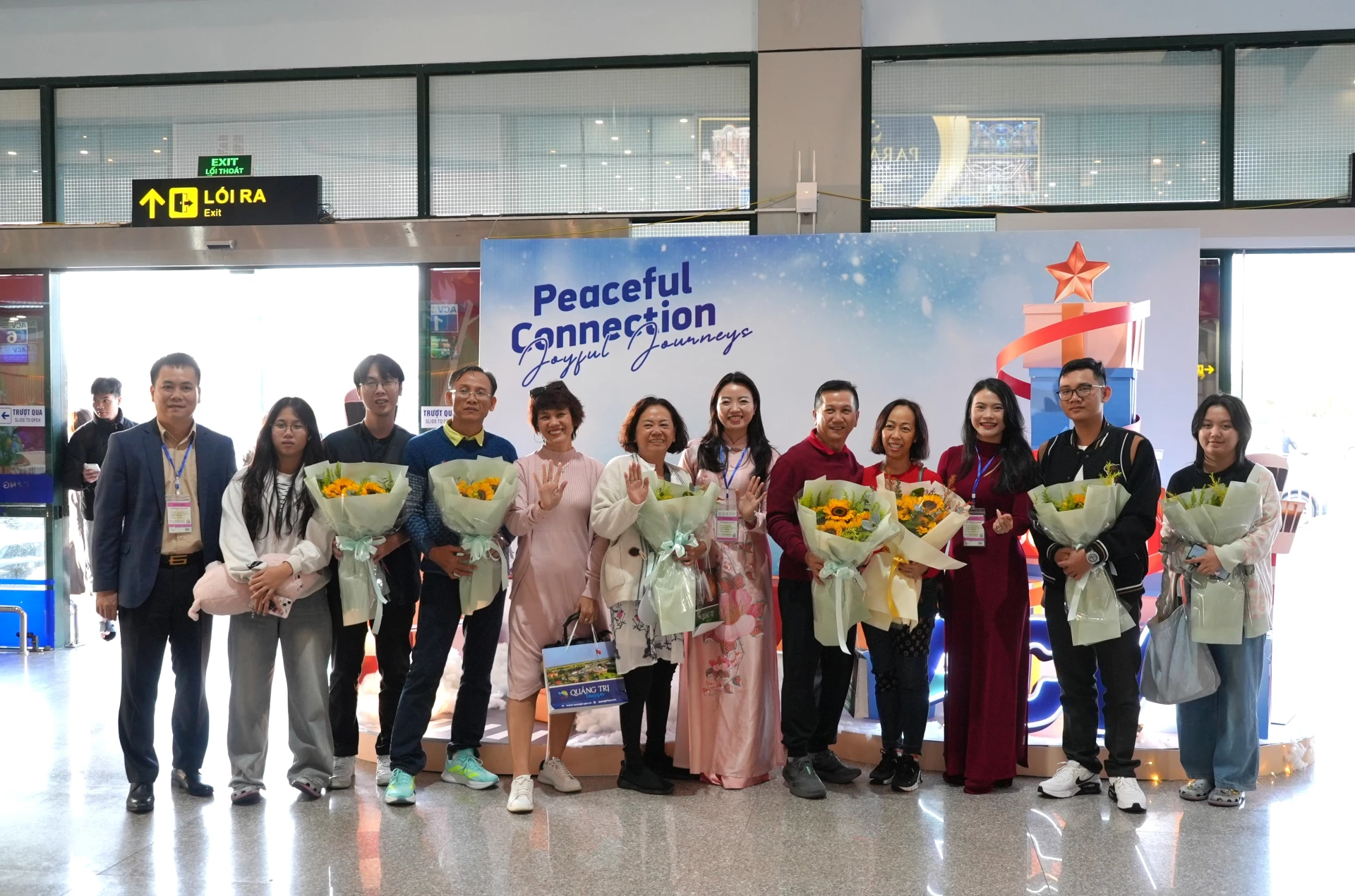 L&atilde;nh đạo Sở Văn h&oacute;a, Thể thao v&agrave; Du lịch chụp ảnh lưu niệm c&ugrave;ng du kh&aacute;ch tại Cảng h&agrave;ng kh&ocirc;ng Đồng Hới - Ảnh: Trung Đức