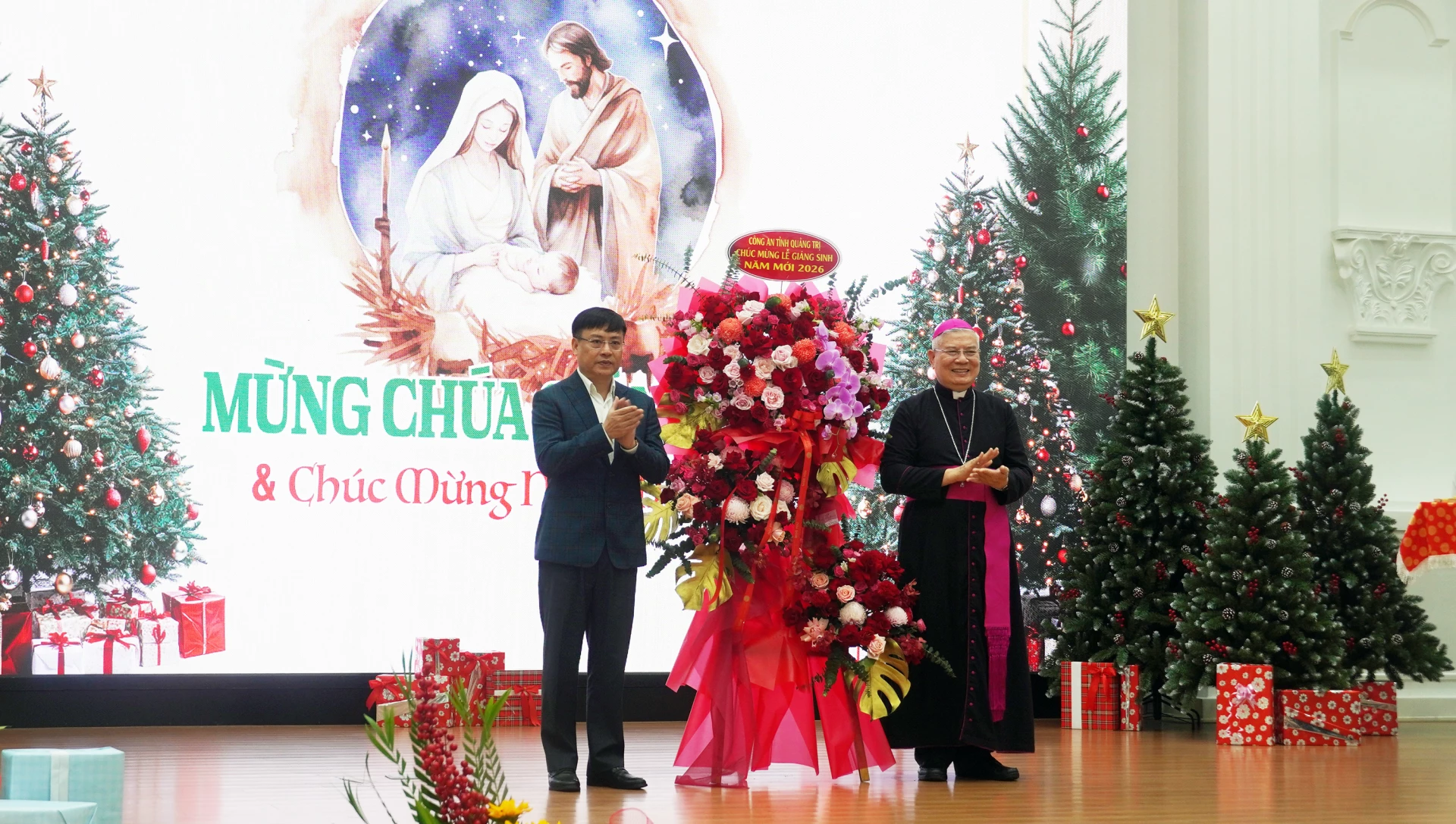 Thiếu tướng Nguyễn Thanh Li&ecirc;m, Gi&aacute;m đốc C&ocirc;ng an tỉnh tặng hoa ch&uacute;c mừng Tổng Gi&aacute;m mục Đặng Đức Ng&acirc;n - Ảnh: N.M