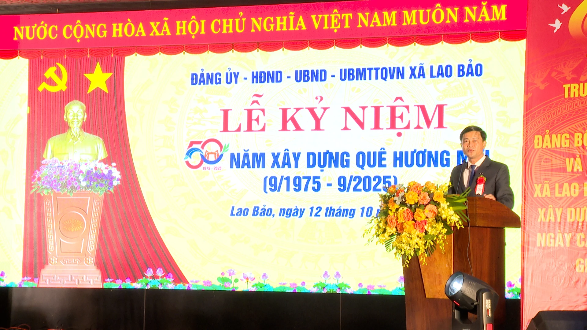 Đồng chí Trần Bình Thuận, Bí thư Đảng ủy xã Lao Bảo đọc diễn văn lễ kỷ niệm 50 xây dựng quê hương mới