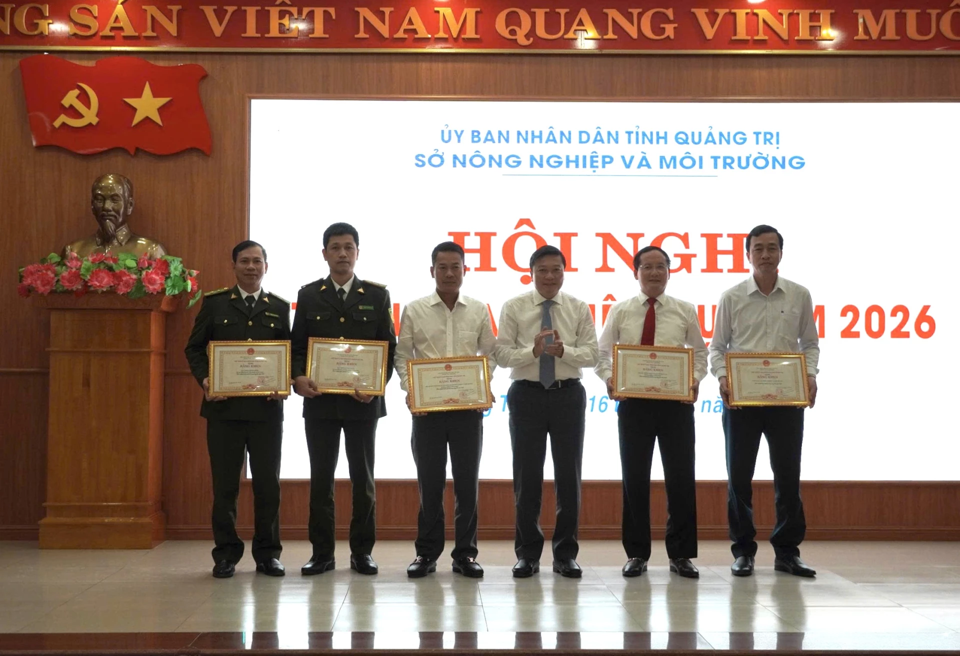 Chủ tịch UBND tỉnh L&ecirc; Hồng Vinh tặng Bằng khen cho c&aacute;c c&aacute; nh&acirc;n c&oacute; th&agrave;nh t&iacute;ch xuất sắc trong c&ocirc;ng t&aacute;c năm 2025 - Ảnh: NL