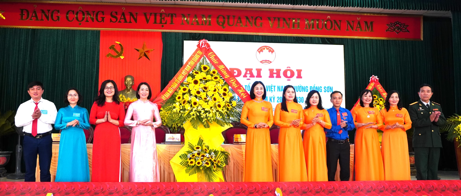 Đại diện lãnh đạo Ủy ban MTTQVN tỉnh tặng hoa chúc mừng đại hội Ảnh: H.Tr.