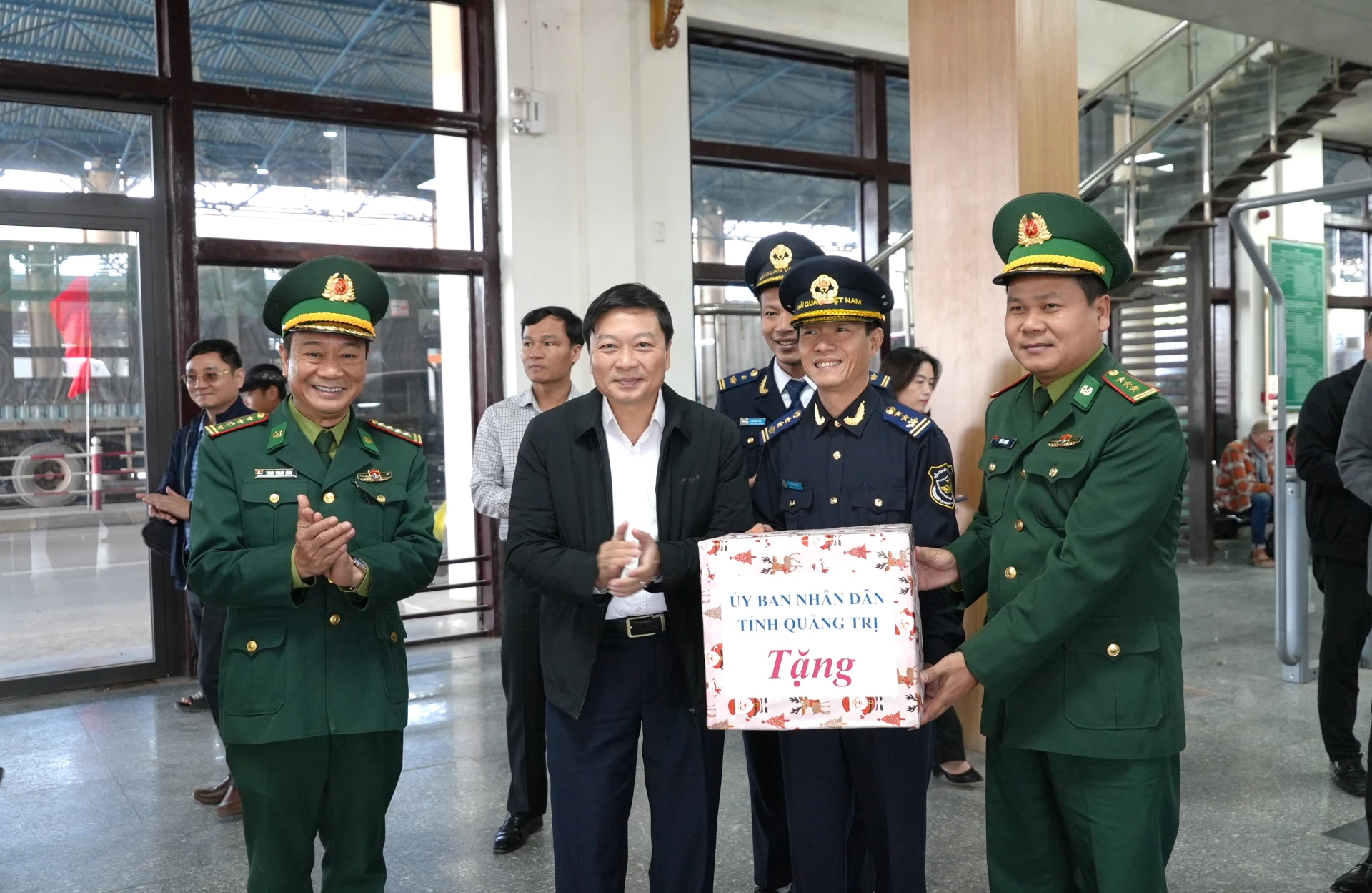 Đồng chí Lê Hồng Vinh, Chủ tịch UBND tỉnh kiểm tra tình hình hoạt động tại Cửa khẩu quốc tế Lao Bảo - Ảnh: Trung Đức