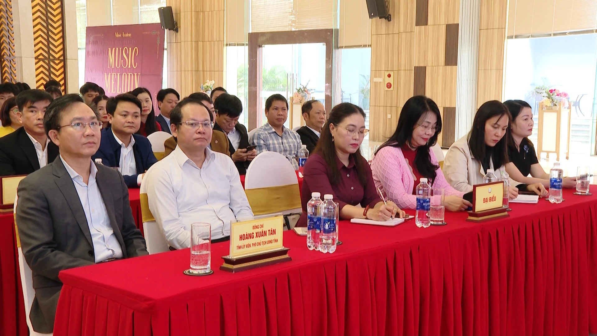 Đồng ch&iacute; Ho&agrave;ng Xu&acirc;n T&acirc;n, Ph&oacute; Chủ tịch UBND tỉnh v&agrave; c&aacute;c đại biểu dự buổi lễ. Ảnh: B.N