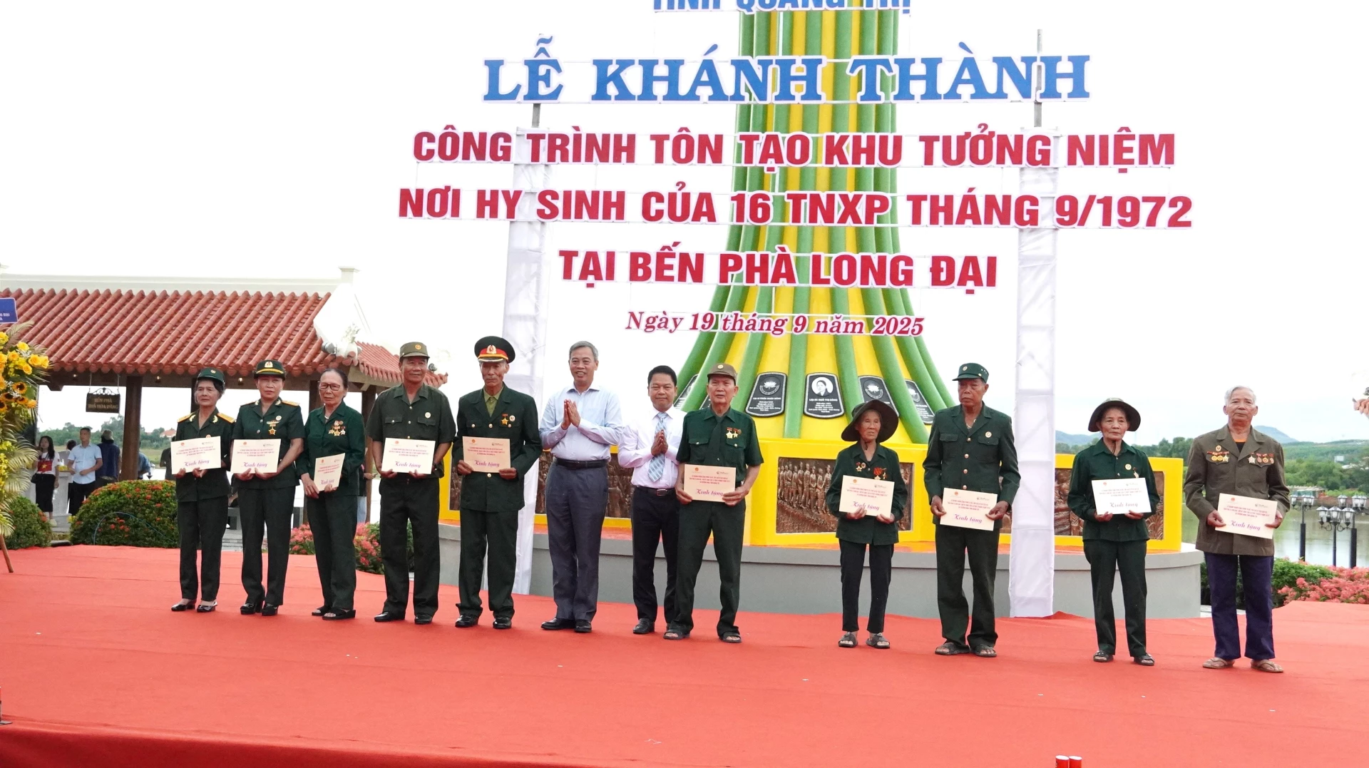 Phó Bí thư Tỉnh ủy, Chủ tịch HĐND tỉnh Nguyễn Đăng Quang trao quà cho các cựu TNXP - Ảnh: QV