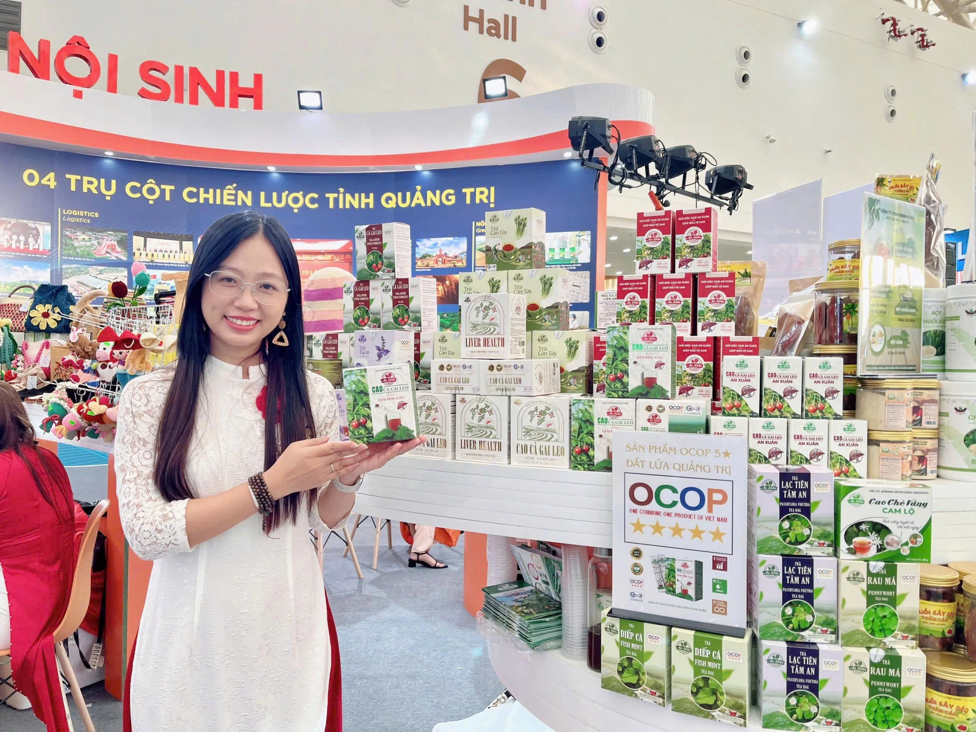 B&agrave; Trần L&ecirc; Quỳnh Diễm giới thiệu sản phẩm dược liệu hữu cơ An Xu&acirc;n tại Hội chợ M&ugrave;a thu H&agrave; Nội v&agrave;o th&aacute;ng 10/2025 -Ảnh: NVCC