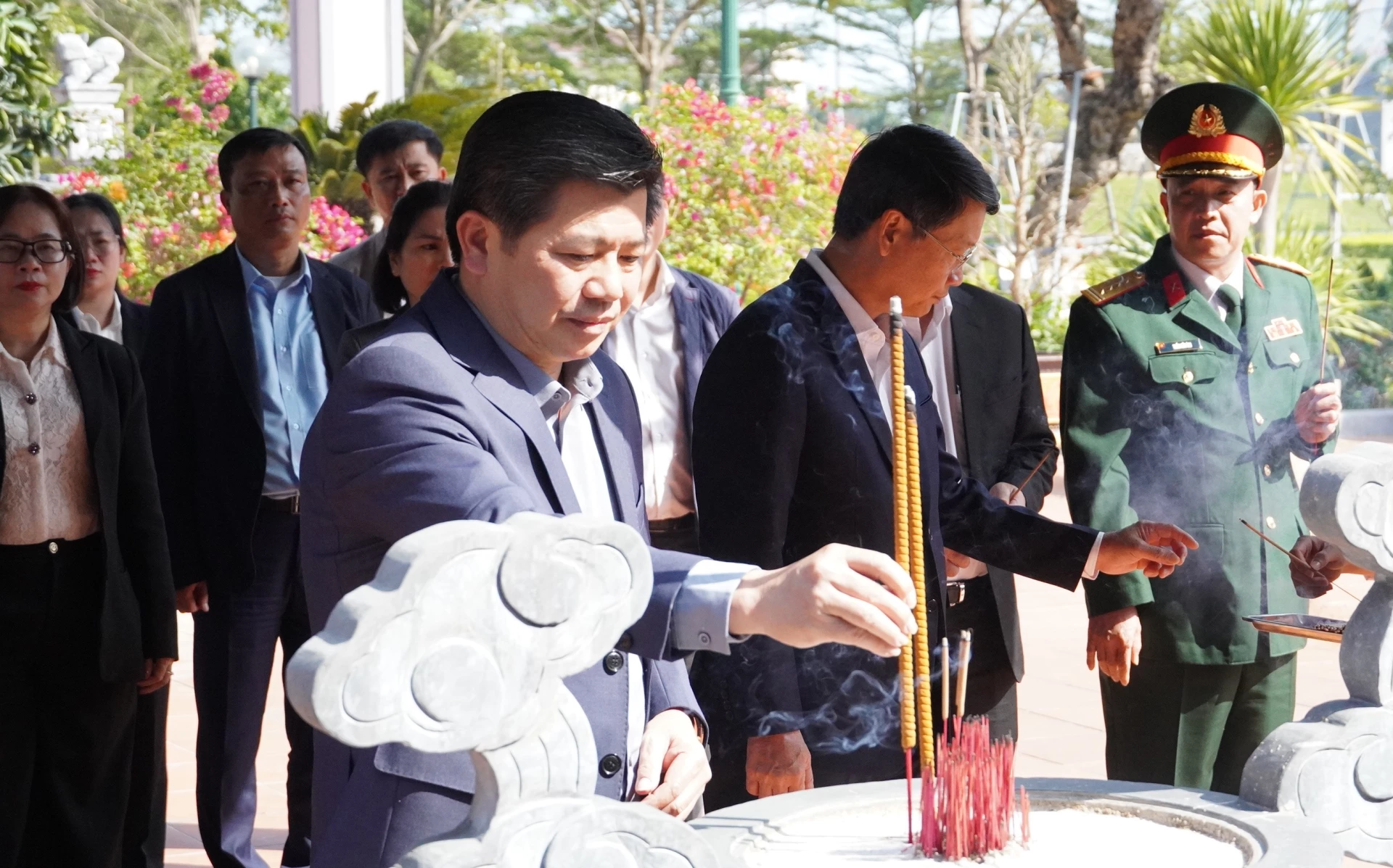 Đồng ch&iacute; Trần Vũ Khi&ecirc;m, Ph&oacute; B&iacute; thư Thường trực Tỉnh ủy Quảng Trị d&acirc;ng hương tại Đền thờ B&aacute;c Hồ v&agrave; c&aacute;c anh h&ugrave;ng liệt sĩ tỉnh - Ảnh: QV