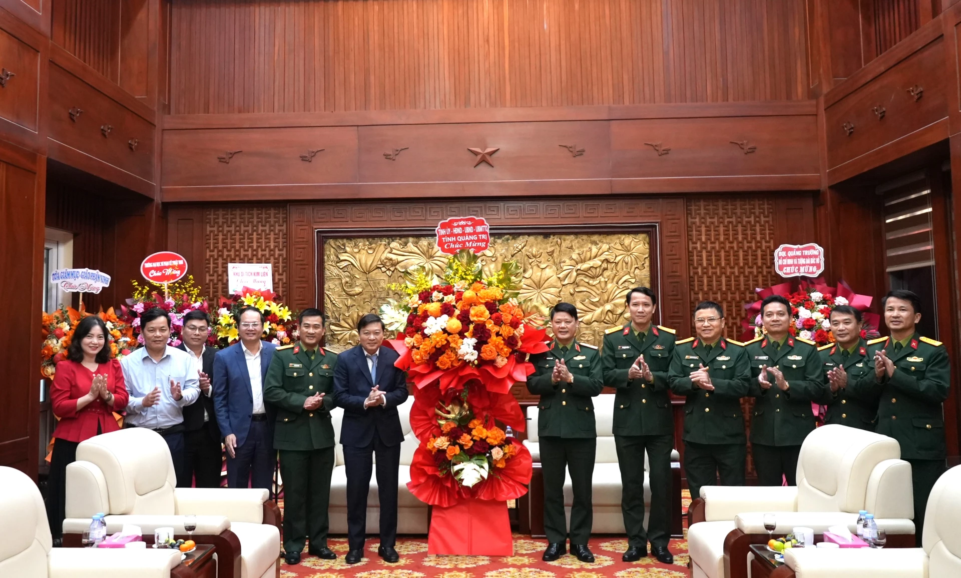 Đồng chí Lê Hồng Vinh, Chủ tịch UBND tỉnh tặng hoa, chúc mừng Bộ Tư lệnh Quân khu 4 -  Ảnh: Trung Đức
