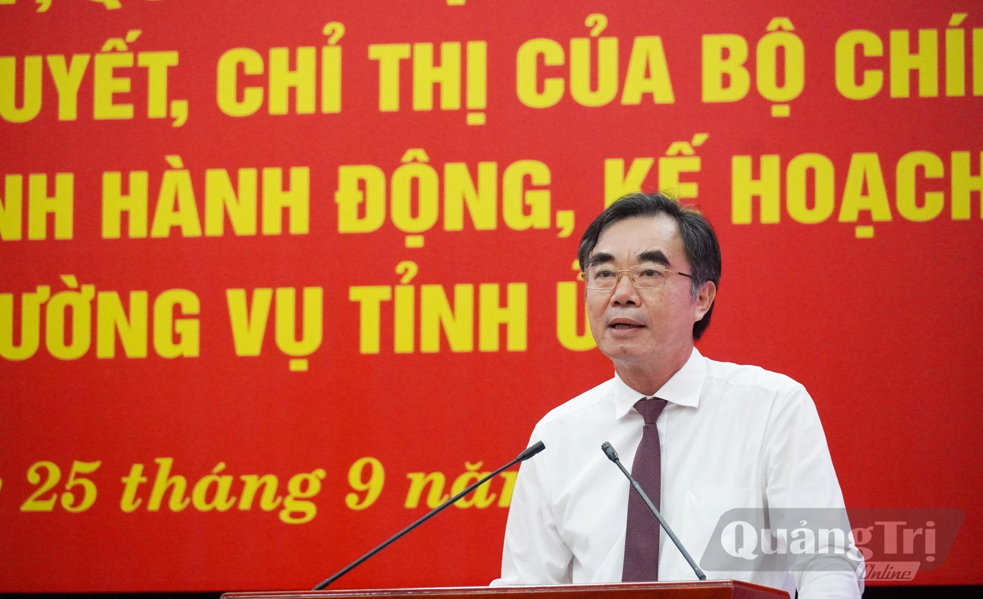 Đồng chí Nguyễn Lương Bình quán triệt những nội dung cốt lõi các chương trình hành động của Ban Thường vụ Tỉnh uỷ thực hiện Nghị quyết Trung 3 - Ảnh: X.P