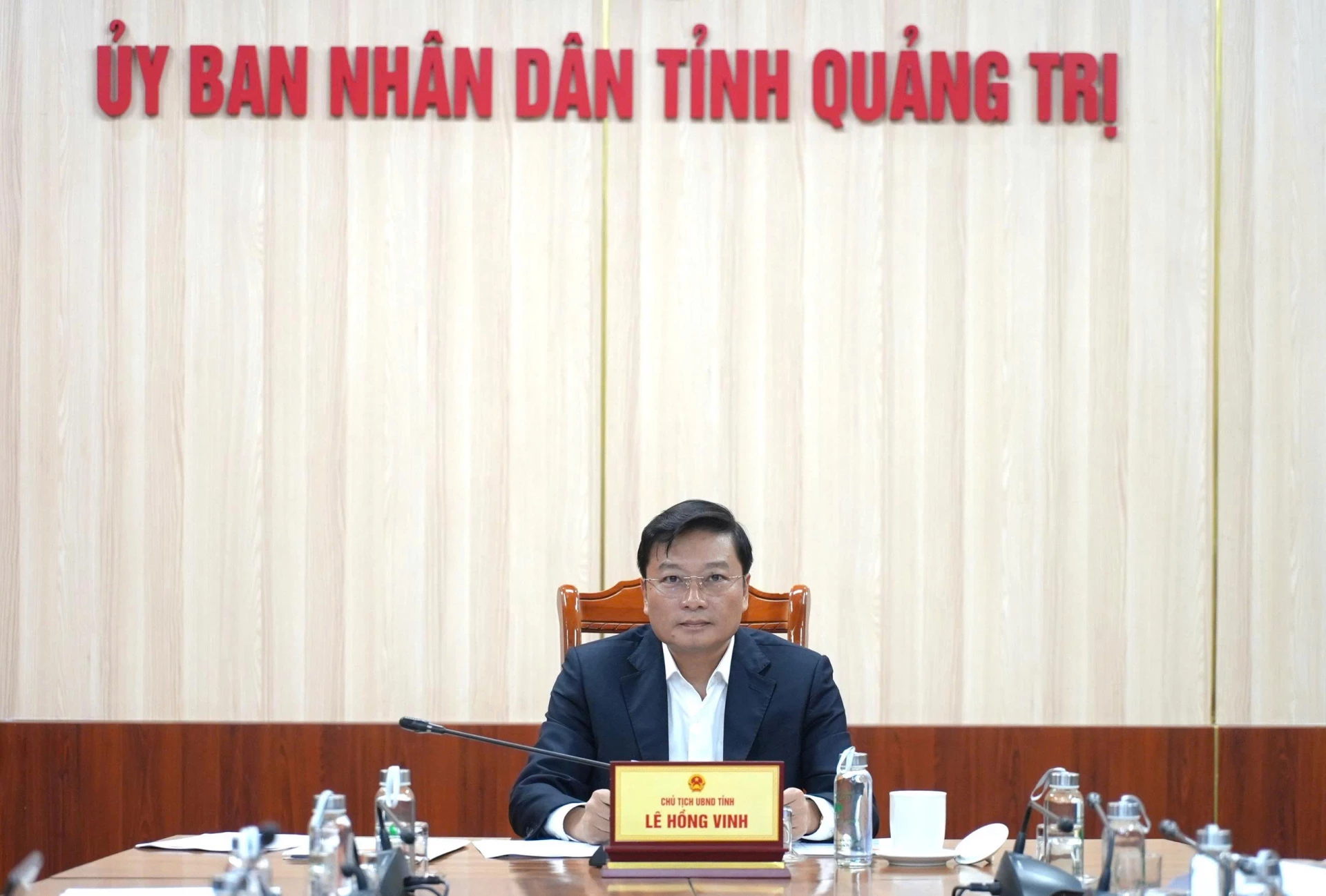 Đồng chí Lê Hồng Vinh, Phó Bí thư Tỉnh ủy, Chủ tịch UBND tỉnh chủ trì cuộc họp tại điểm cầu Quảng Trị. Ảnh: Phan Khiêm