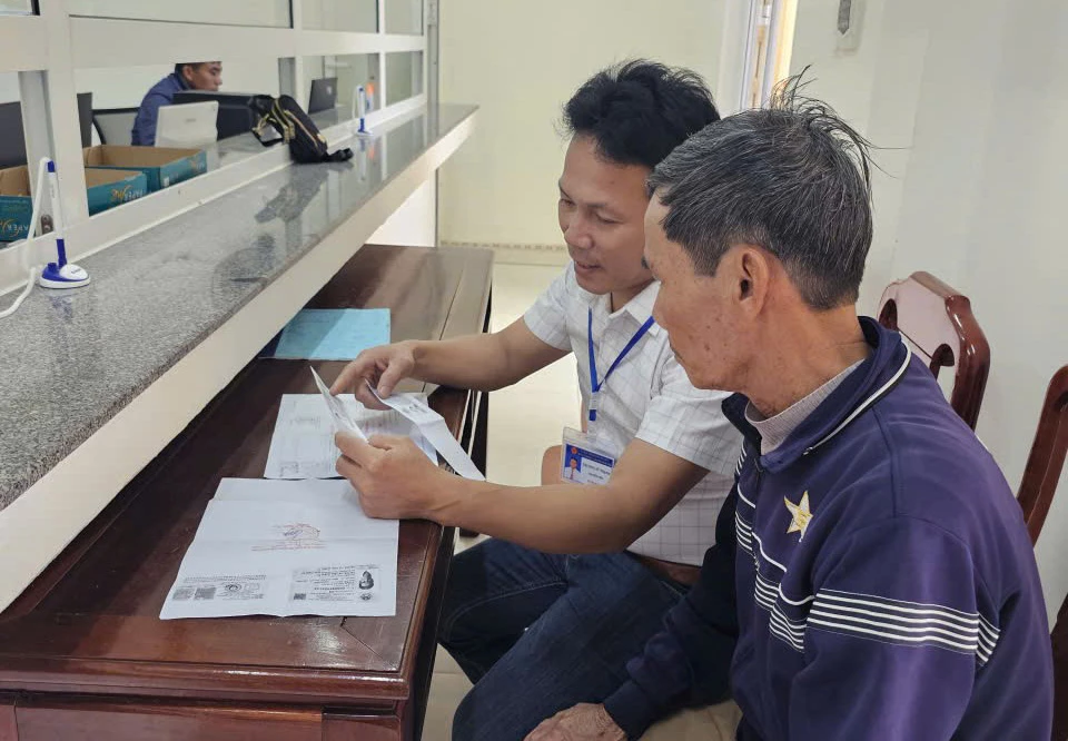 C&aacute;n bộ x&atilde; Mỹ Thủy tận t&acirc;m hướng dẫn người d&acirc;n thực hiện thủ tục h&agrave;nh ch&iacute;nh - Ảnh: M.T