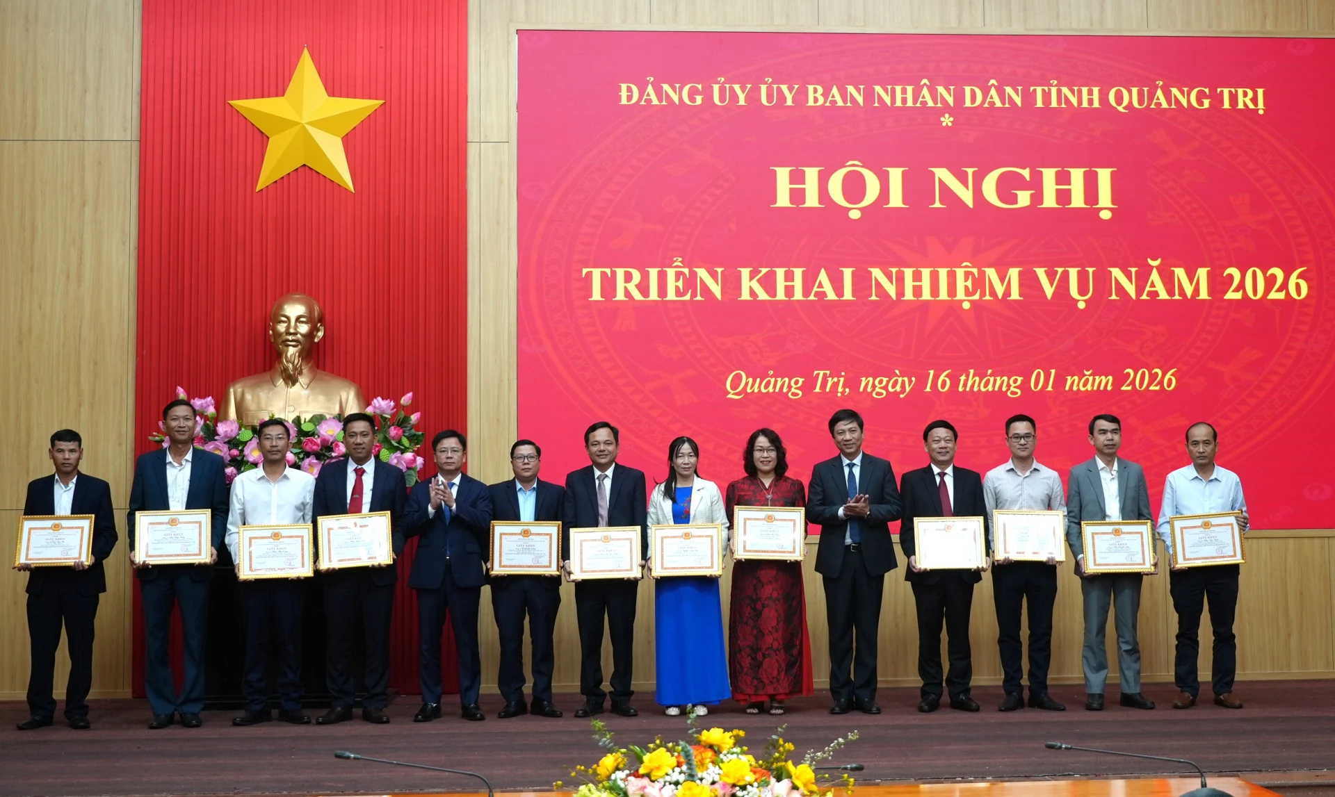 C&aacute;c đồng ch&iacute; trong Thường trực Đảng ủy UBND tỉnh khen thưởng cho 14 Đảng vi&ecirc;n đạt ti&ecirc;u chuẩn ho&agrave;n th&agrave;nh xuất sắc nhiệm vụ 5 năm liền giai đoạn 2021 - 2025 - Ảnh: Trung Đức