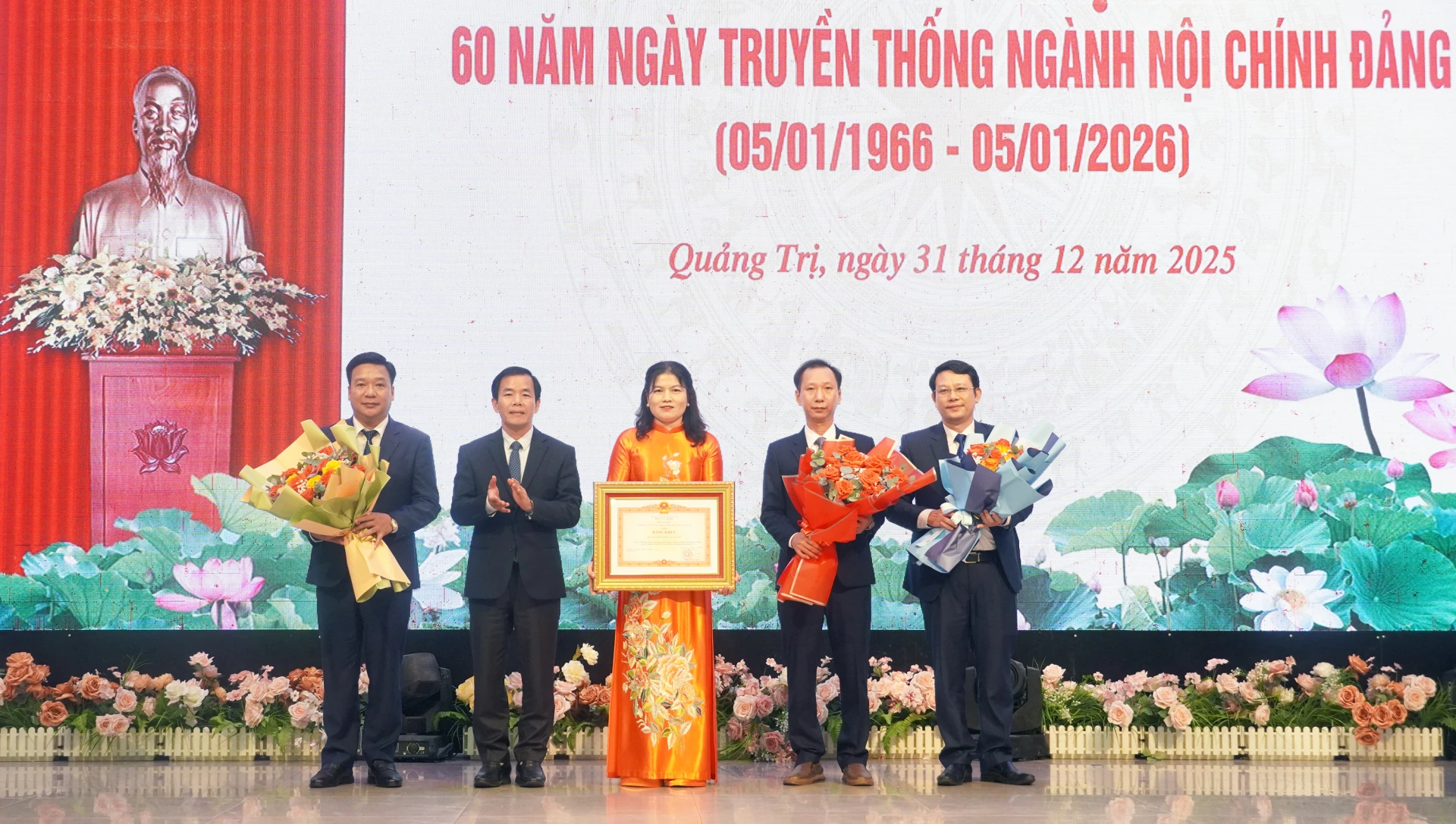 Đồng ch&iacute; Nguyễn Văn Phương,B&iacute; thư Tỉnh ủy, Trưởng Ban Chỉ đạo Ph&ograve;ng chống tham nhũng, l&atilde;ng ph&iacute;, ti&ecirc;u cực tỉnh trao Bằng khen của Thủ tướng Ch&iacute;nh phủ cho Ban Nội ch&iacute;nh Tỉnh ủy - Ảnh: N.M