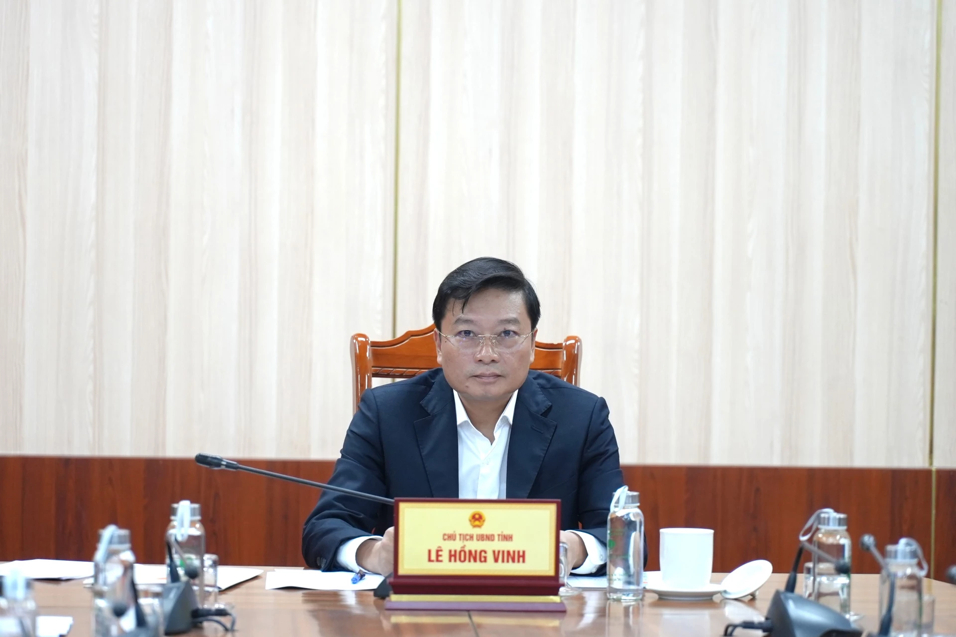 Đồng chí Lê Hồng Vinh, Chủ tịch UBND tỉnh tham dự cuộc họp tại điểm cầu Quảng Trị - Ảnh: Trung Đức