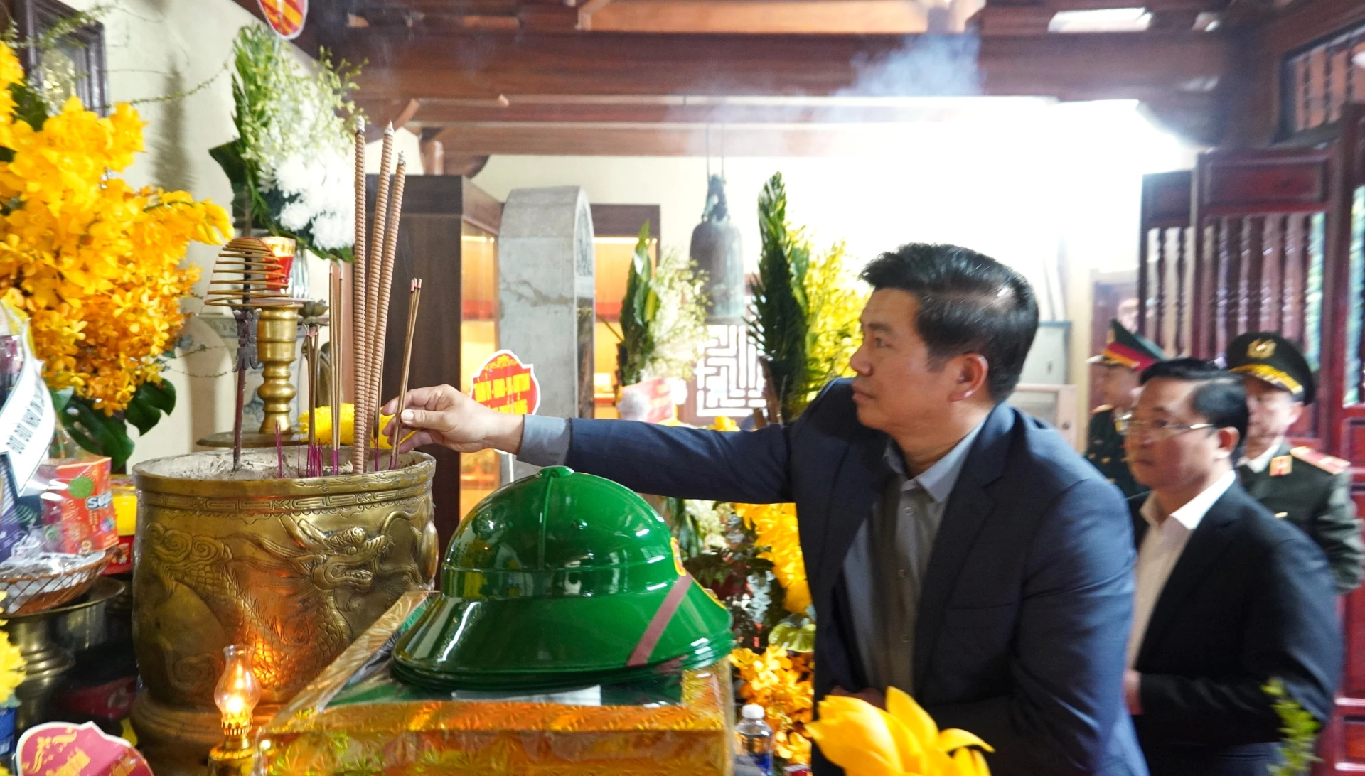 Đồng ch&iacute; Trần Vũ Khi&ecirc;m, Ph&oacute; B&iacute; thư Thường trực Tỉnh ủy Quảng Trị d&acirc;ng hương tại Di t&iacute;ch Quốc gia đặc biệt hang T&aacute;m C&ocirc; - Ảnh: QV