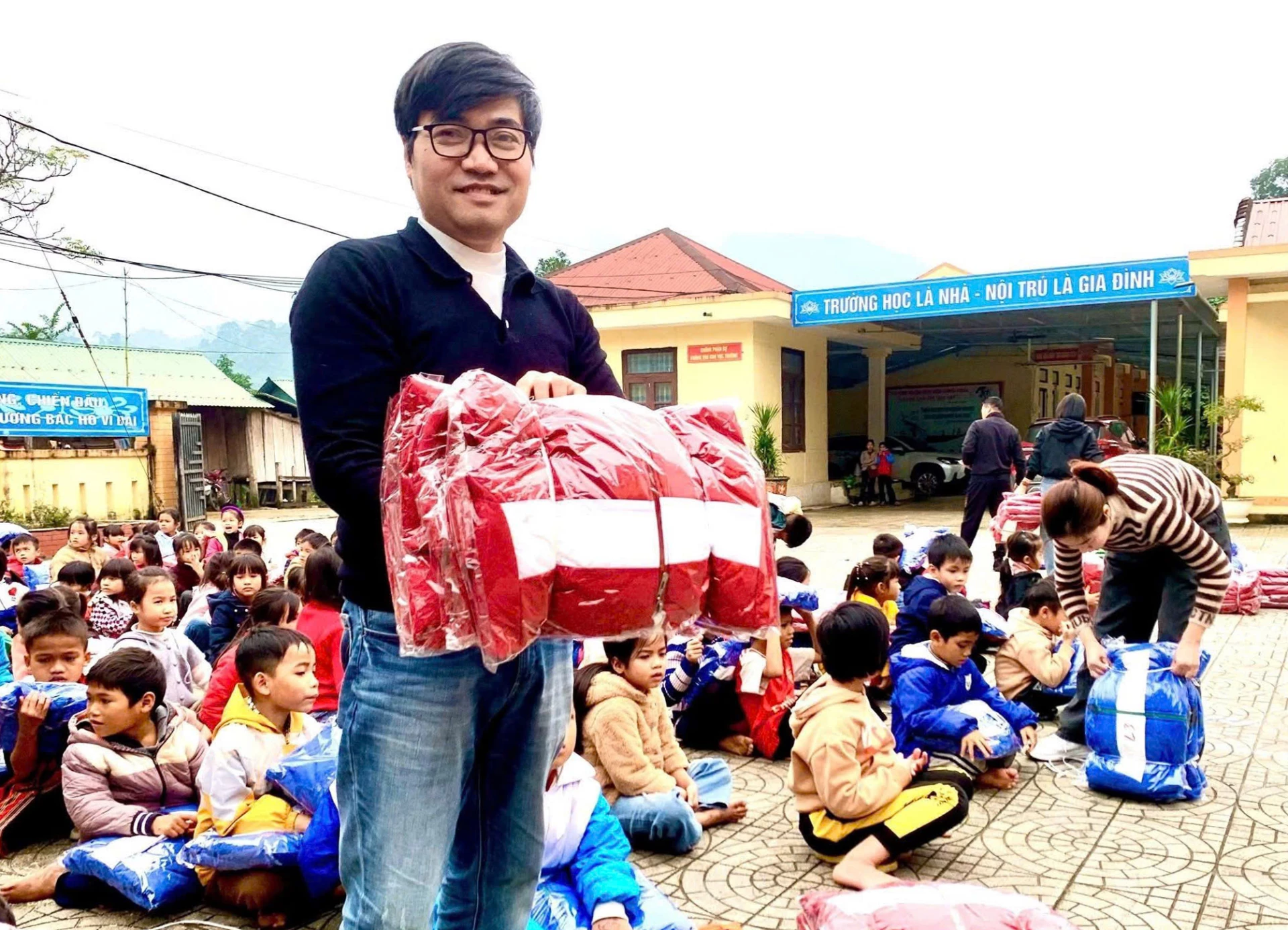 Nh&agrave; gi&aacute;o Ng&ocirc; Mậu T&igrave;nh v&agrave; học sinh v&ugrave;ng cao - Ảnh: Nh.V