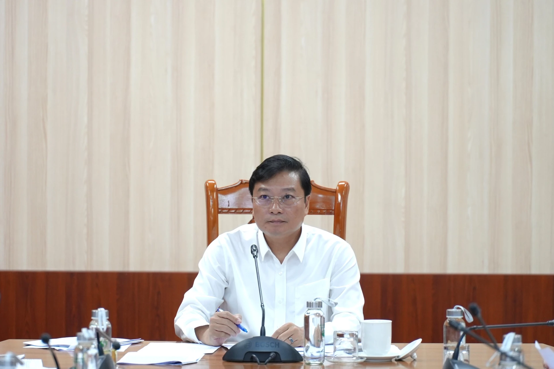 Đồng ch&iacute; L&ecirc; Hồng Vinh, Chủ tịch UBND tỉnh chủ tr&igrave; cuộc họp - Ảnh : Trung Đức