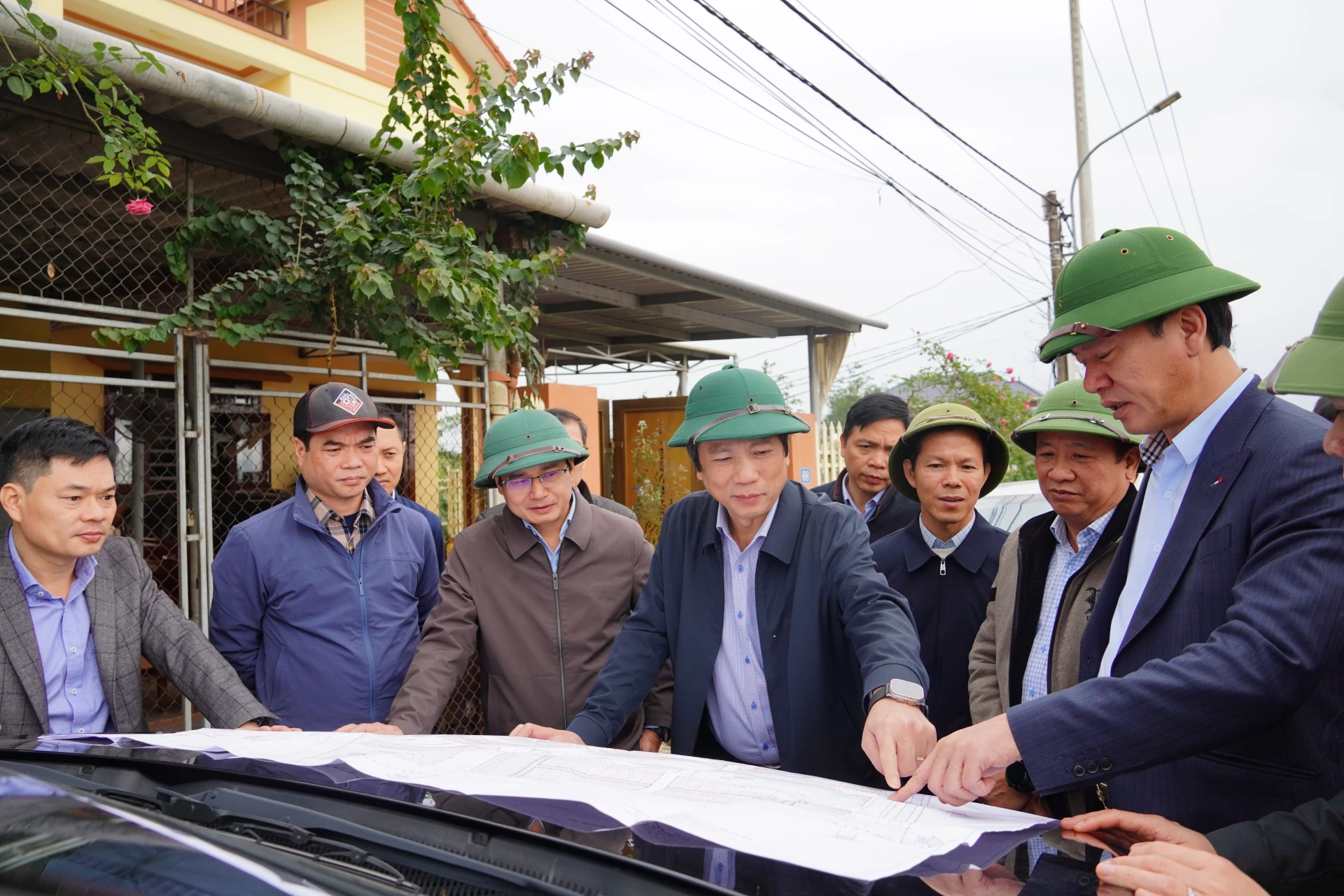 C&aacute;c th&agrave;nh vi&ecirc;n trong đo&agrave;n c&ocirc;ng t&aacute;c của UBND tỉnh thảo luận về quy hoạch khu t&aacute;i định cư khu vực 1 tại phường Đồng Sơn - Ảnh: H.N