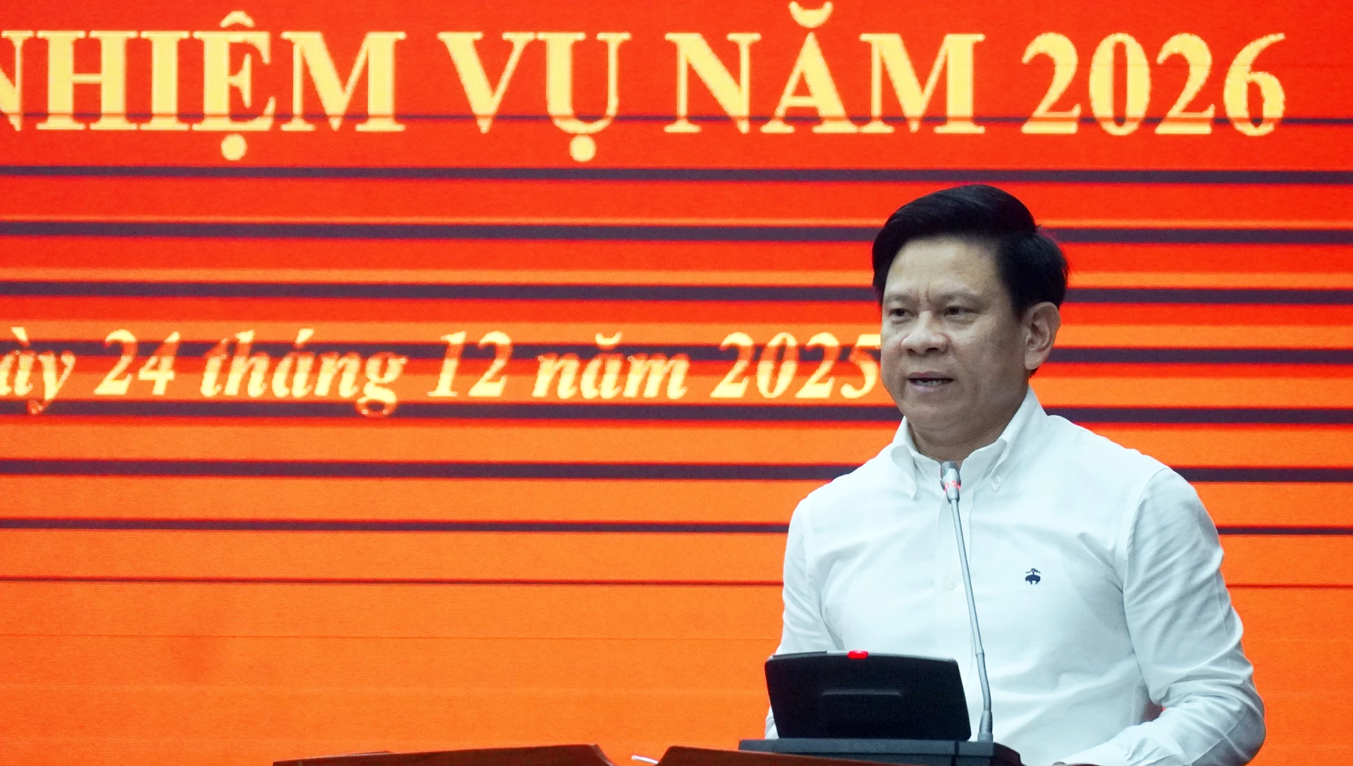 Đồng ch&iacute; Ch&aacute;nh Văn ph&ograve;ng Tỉnh ủy L&ecirc; Vĩnh Thế ph&aacute;t biểu tại&nbsp;hội nghị - Ảnh: N.M