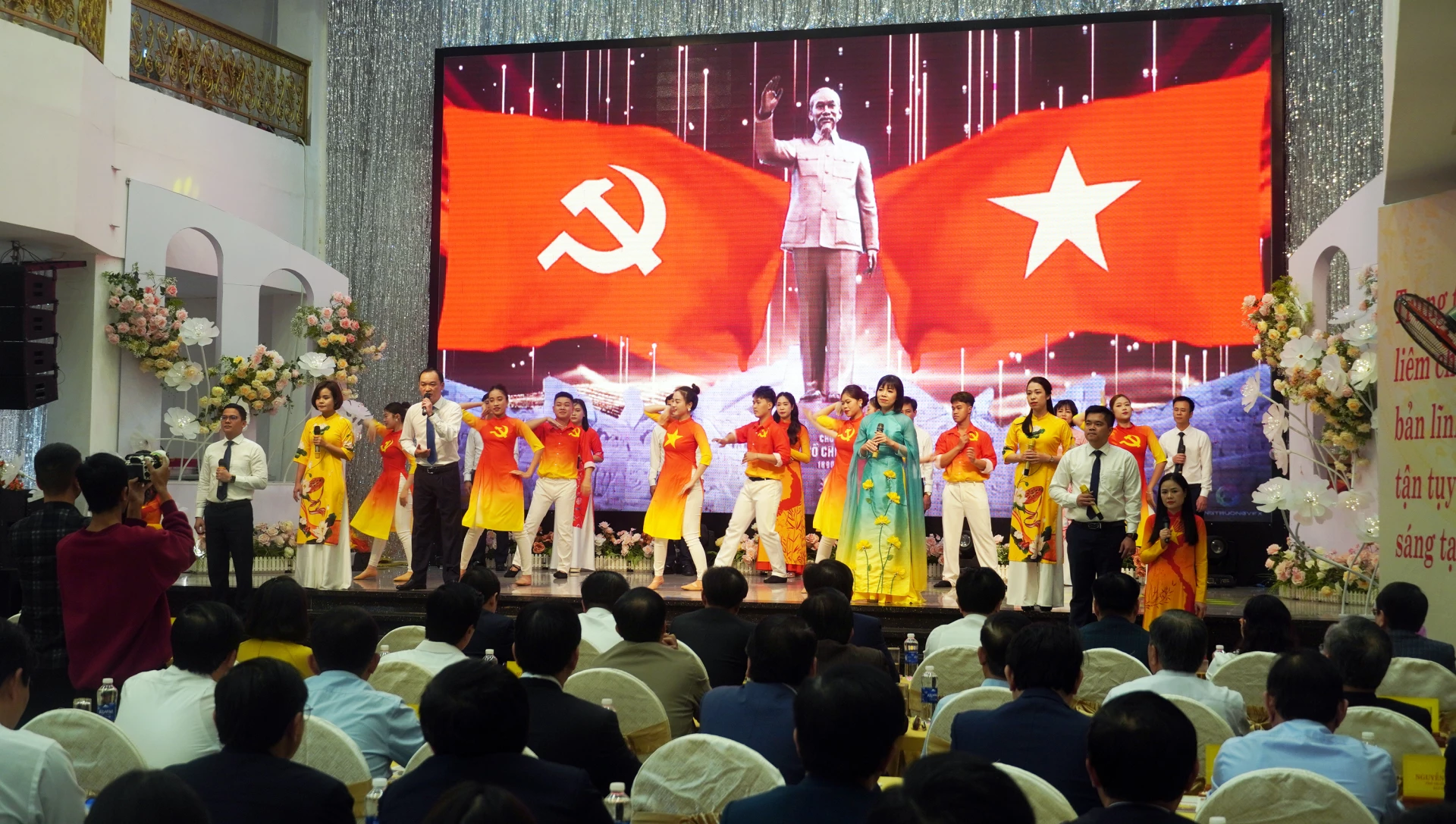 Tiết mục văn nghệ ch&agrave;o mừng lễ kỷ niệm - Ảnh: N.M