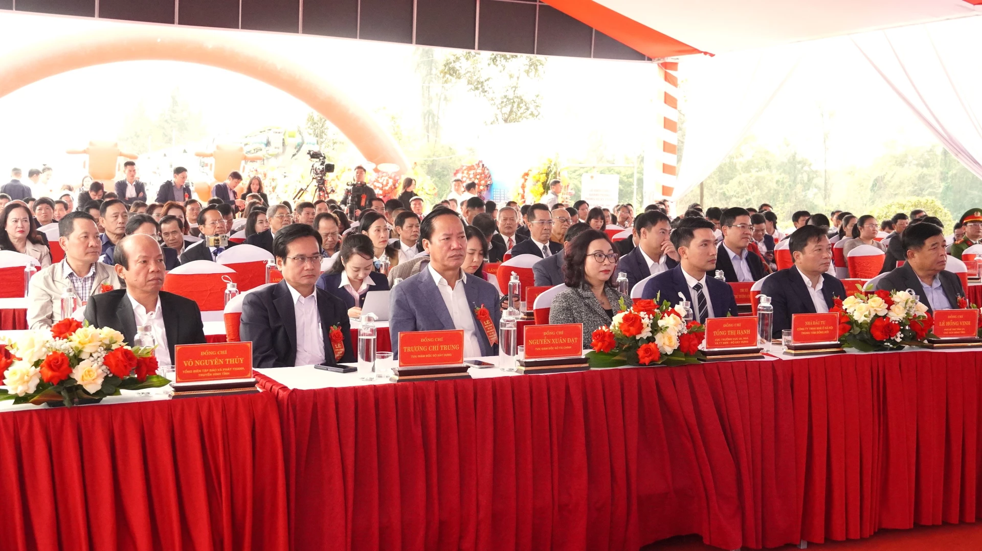 Đại biểu tham dự buổi lễ - Ảnh: QV