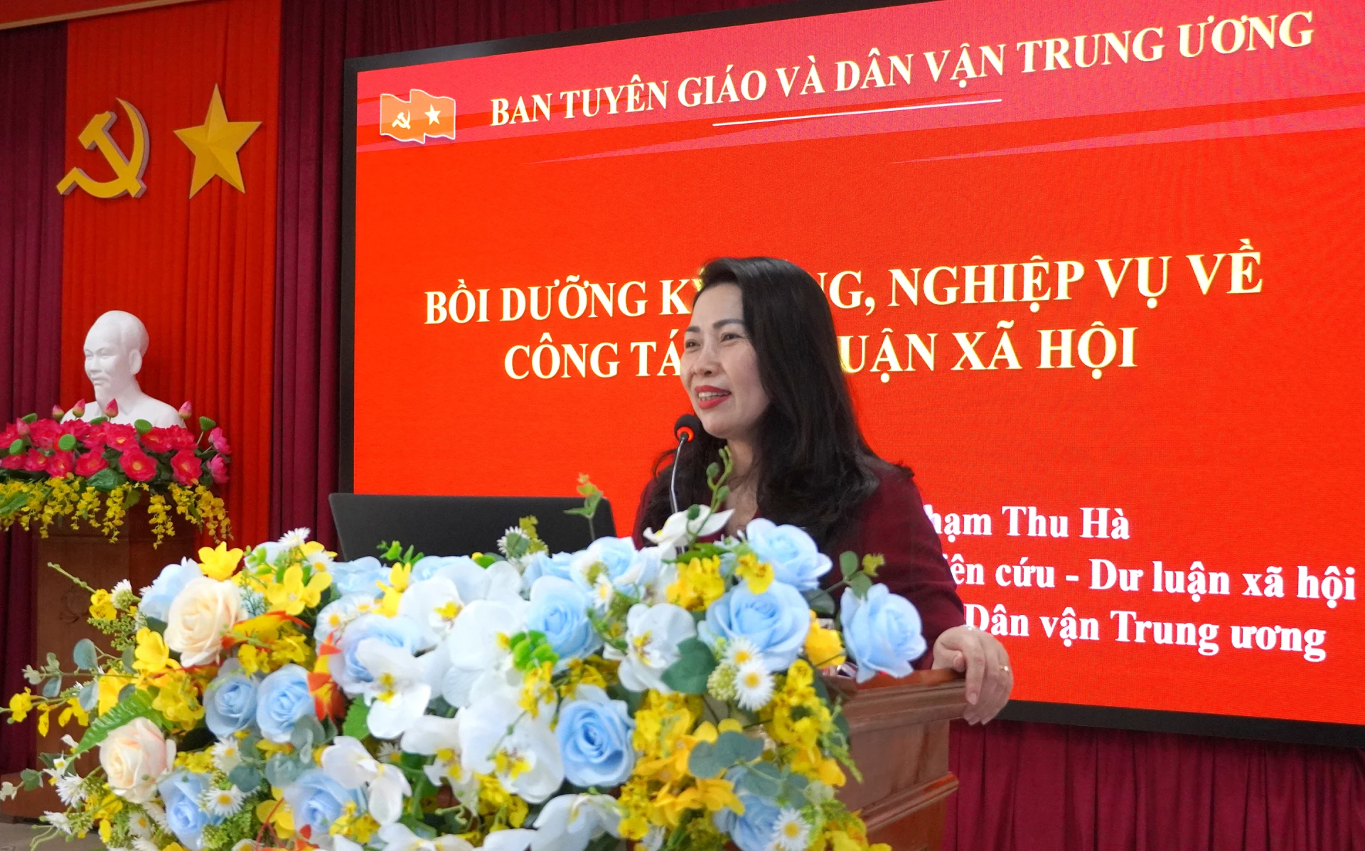 Đồng chí Phạm Thu Hà, Vụ trưởng Vụ nghiên cứu-DLXH, Ban Tuyên giáo và Dân vận Trung ương truyền đạt các nội dung liên quan. Ảnh: H.Tr.