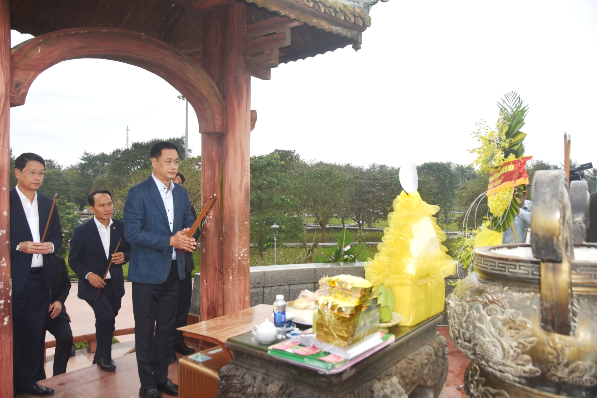 Đồng ch&iacute; L&ecirc; Ngọc Quang, B&iacute; thư Th&agrave;nh ủy Đ&agrave; Nẵng v&agrave; đo&agrave;n c&ocirc;ng t&aacute;c d&acirc;ng hương tại Th&agrave;nh Cổ Quảng Trị - Ảnh: ĐV