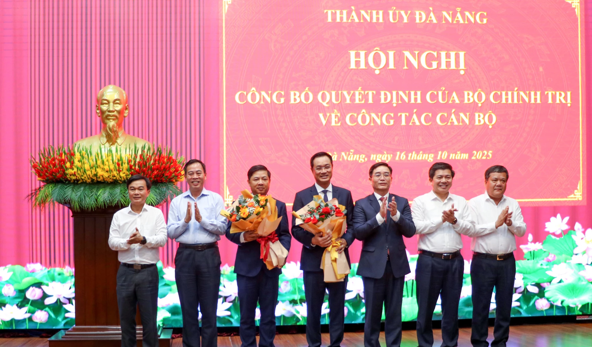 Lãnh đạo tỉnh Quảng Trị tặng hoa chúc mừng tân Bí thư Thành ủy Đà Nẵng Lê Ngọc Quang và tân Bí thư Tỉnh ủy Đắk Lắk Lương Nguyễn Minh Triết.