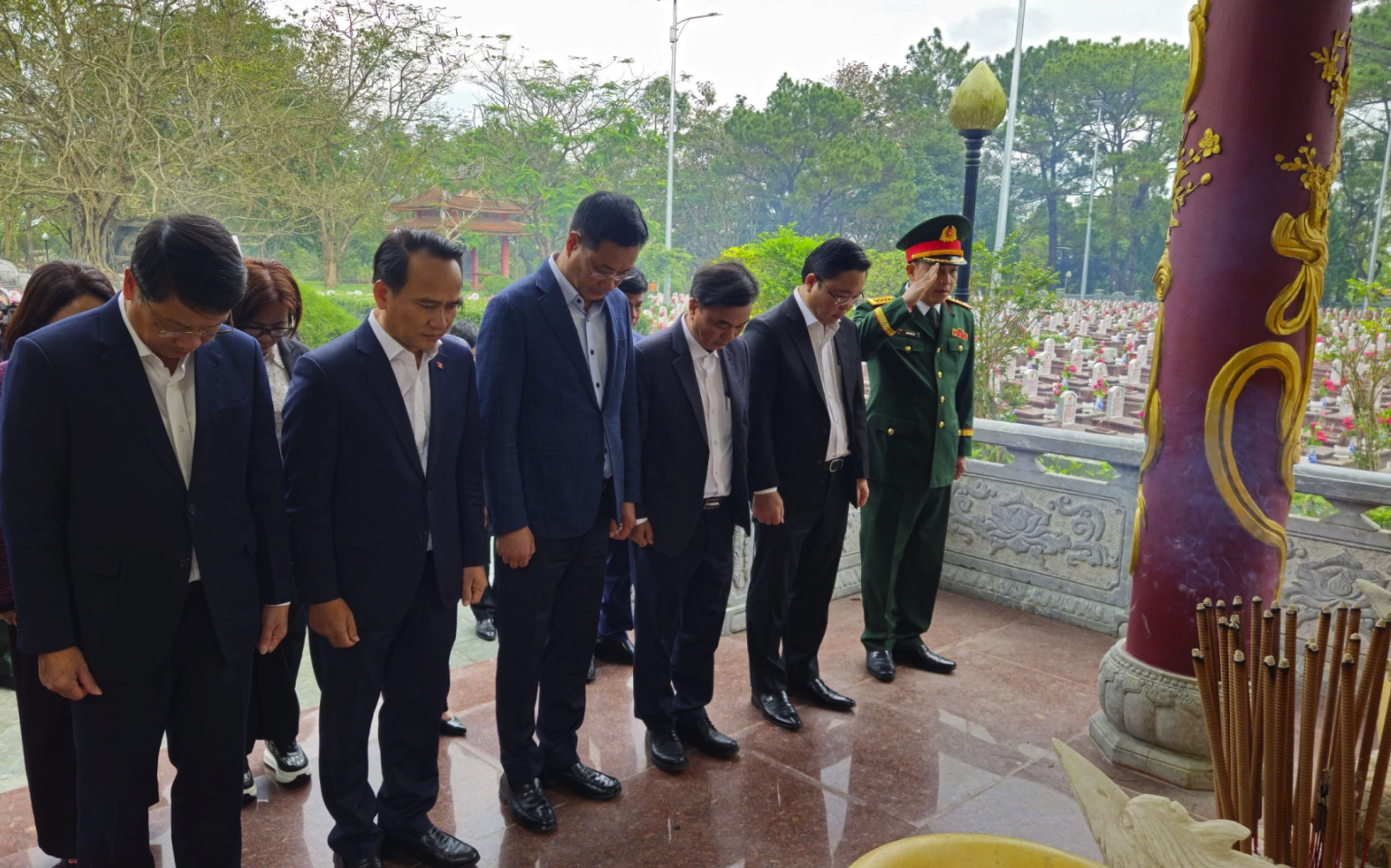 Đo&agrave;n c&ocirc;ng t&aacute;c TP. Đ&agrave; Nẵng d&acirc;ng hương tại Khu Nh&agrave; bia ghi danh liệt sĩ Quảng Nam-Đ&agrave; Nẵng tại Nghĩa trang liệt sĩ quốc gia Trường Sơn - Ảnh: Đ.V