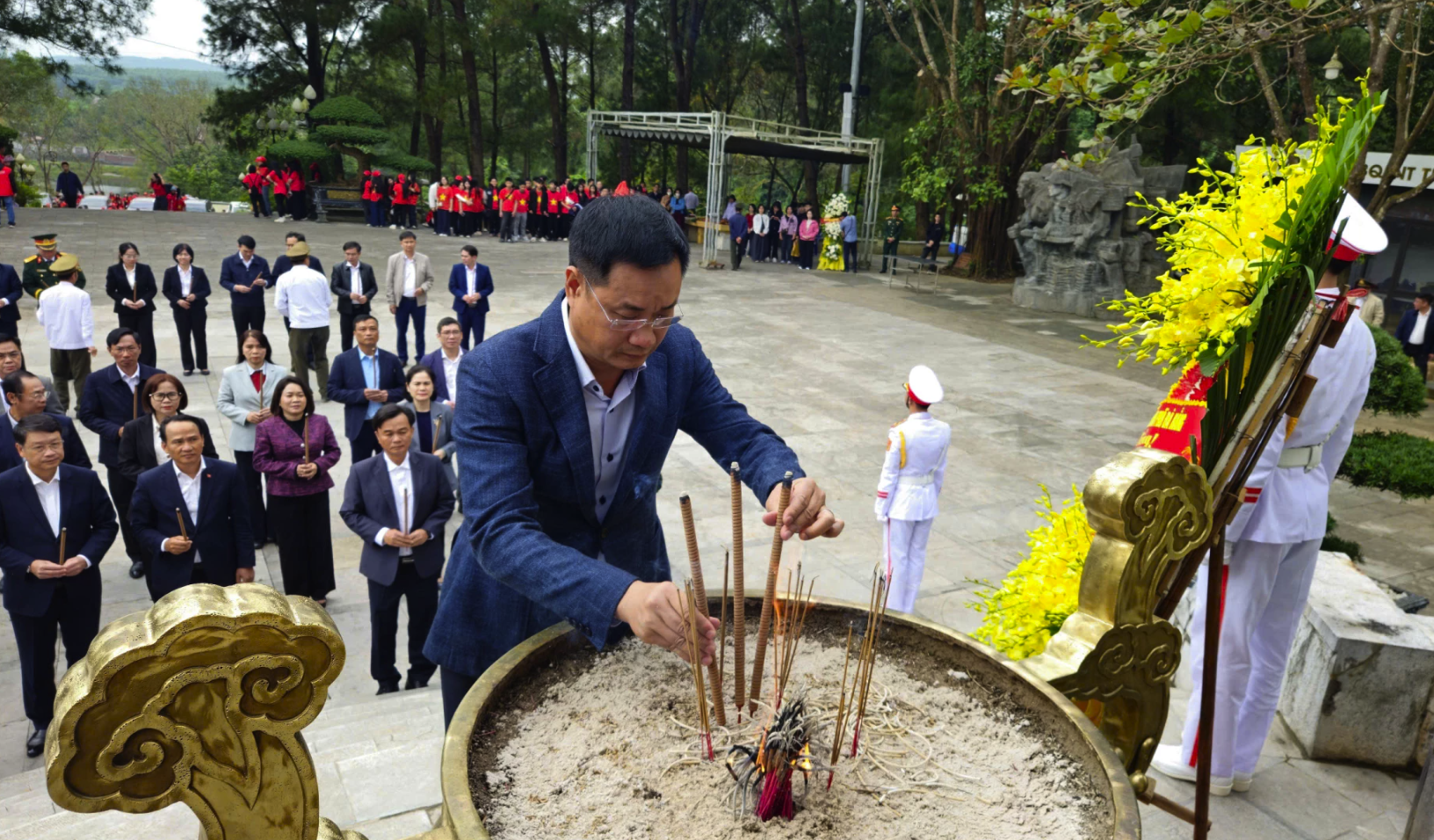 Đồng ch&iacute; L&ecirc; Ngọc Quang, B&iacute; thư Th&agrave;nh ủy Đ&agrave; Nẵng d&acirc;ng hương tại Nghĩa trang liệt sĩ quốc gia Trường Sơn - Ảnh: Đ.V