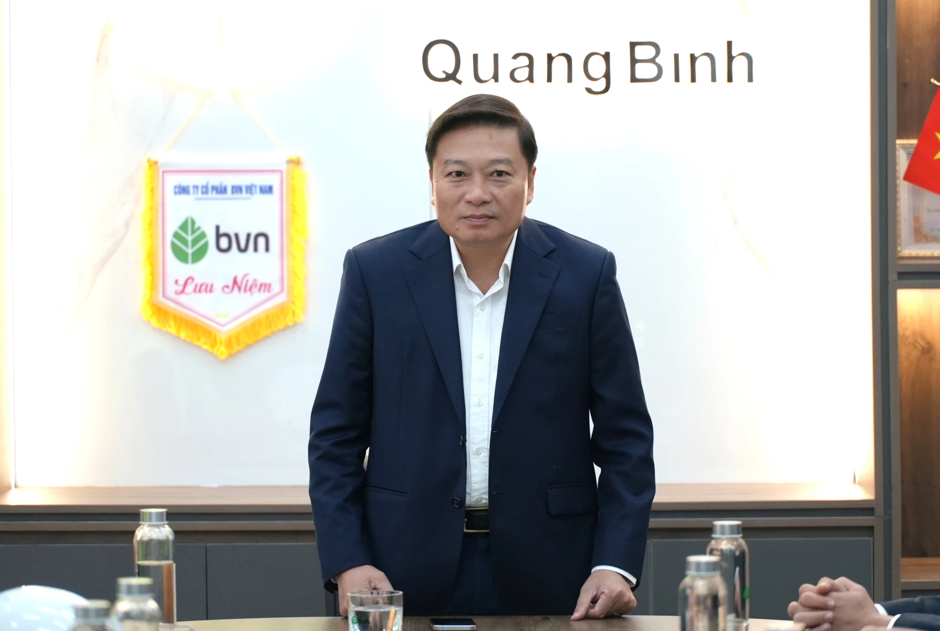 Đồng ch&iacute; L&ecirc; Hồng Vinh, Chủ tịch UBND tỉnh ghi nhận, đ&aacute;nh gi&aacute; cao nỗ lực của doanh nghiệp trong việc đầu tư m&aacute;y m&oacute;c, trang thiết bị hiện đại v&agrave;o sản xuất - Ảnh: Trung Đức