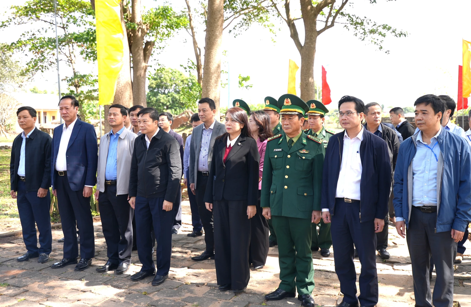 Đồng chí Chủ tịch UBND tỉnh và đoàn công tác dâng hương tại Di tích nhà tù Lao Bảo - Ảnh: Trung Đức