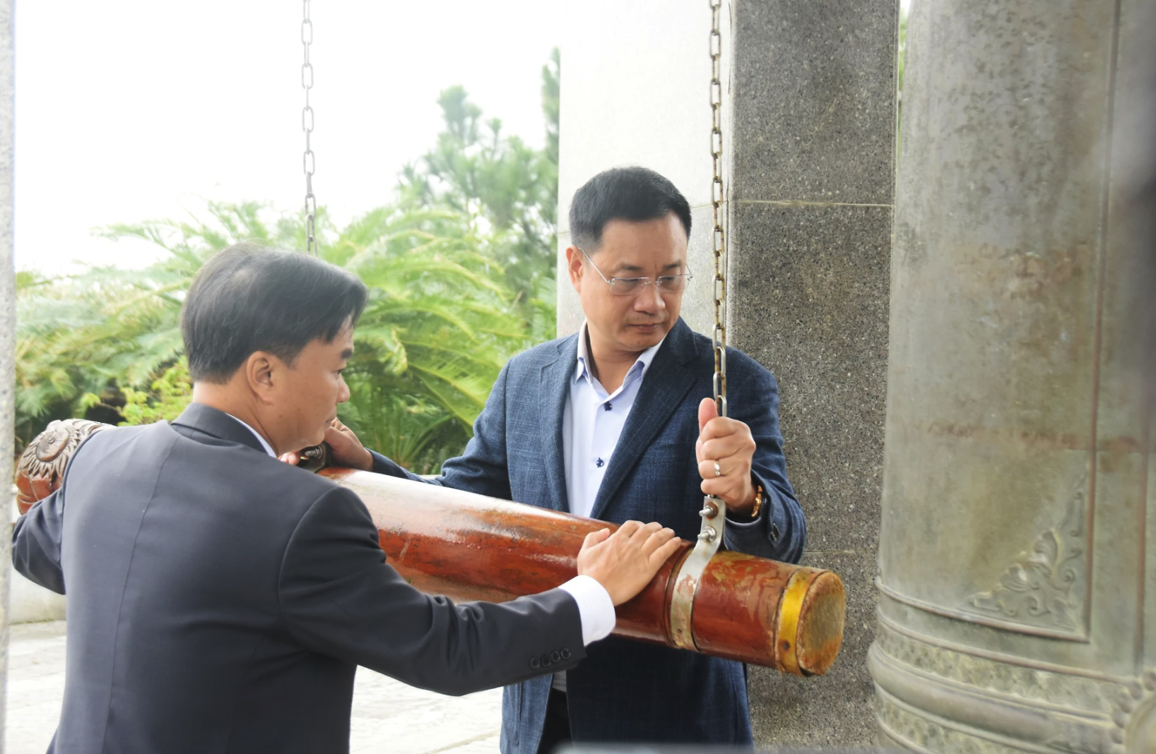 Đồng ch&iacute; L&ecirc; Ngọc Quang, B&iacute; thư Th&agrave;nh ủy Đ&agrave; Nẵng v&agrave; đồng ch&iacute; Nguyễn Chiến Thắng, Ph&oacute; B&iacute; thư Tỉnh ủy, Chủ tịch Ủy ban MTTQ Việt Nam tỉnh Quảng Trị thỉnh chu&ocirc;ng tại Nghĩa trang liệt sĩ quốc gia Đường 9 - Ảnh: Đ.V