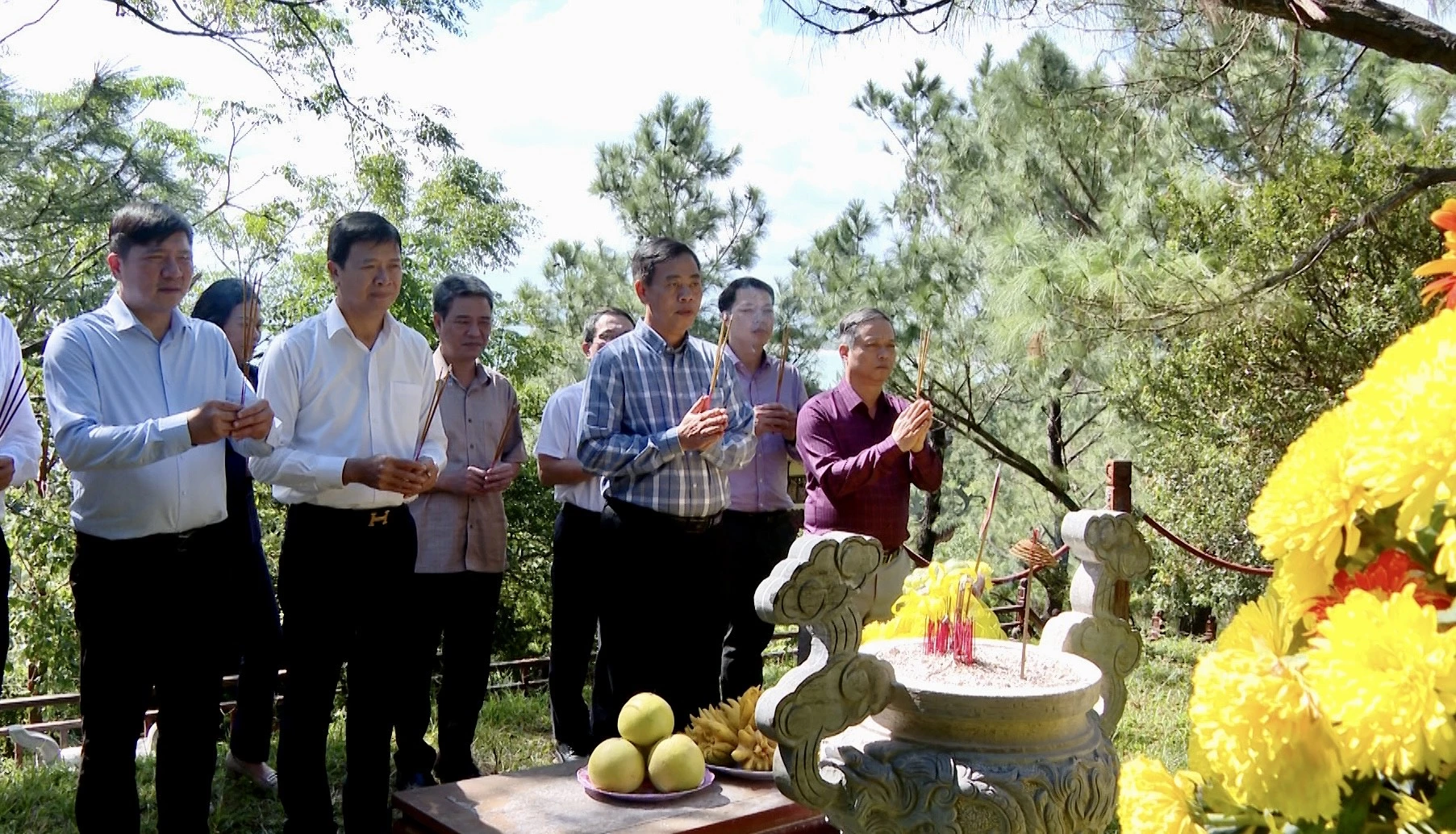 Đoàn công tác HĐND tỉnh dâng hương, viếng mộ Đại tướng Võ Nguyên Giáp - Ảnh: B.C