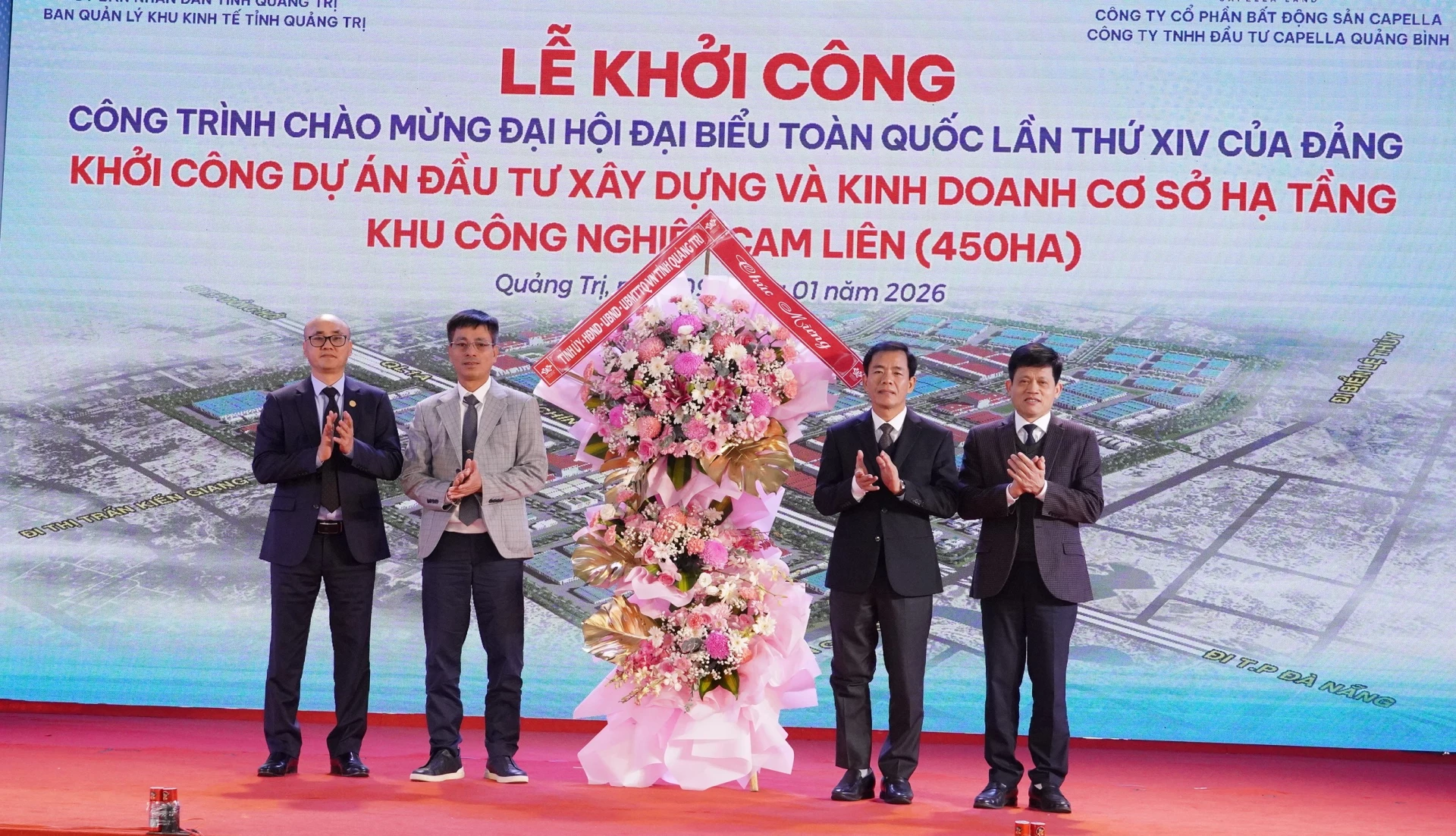 Đồng ch&iacute; Nguyễn Văn Phương, B&iacute; thư Tỉnh ủy v&agrave; đồng ch&iacute; L&ecirc; Văn Bảo, Ph&oacute; Chủ tịch UBND tỉnh tặng hoa ch&uacute;c mừng nh&agrave; đầu tư - Ảnh: QV