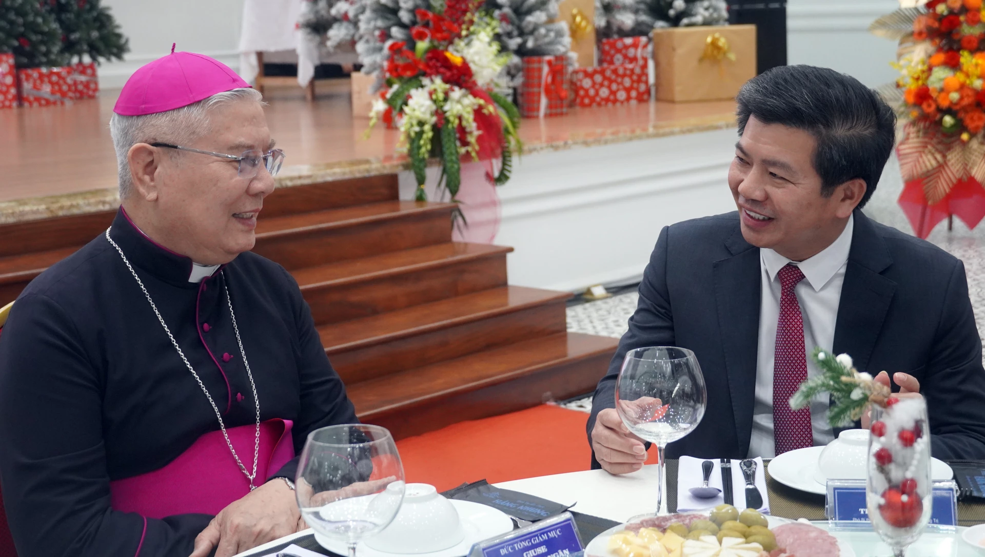 Đồng ch&iacute; Trần Vũ Khi&ecirc;m, Ph&oacute; B&iacute; thư Thường trực Tỉnh ủy tr&ograve; chuyện c&ugrave;ng Tổng Gi&aacute;m mục Đặng Đức Ng&acirc;n - Ảnh: N.M