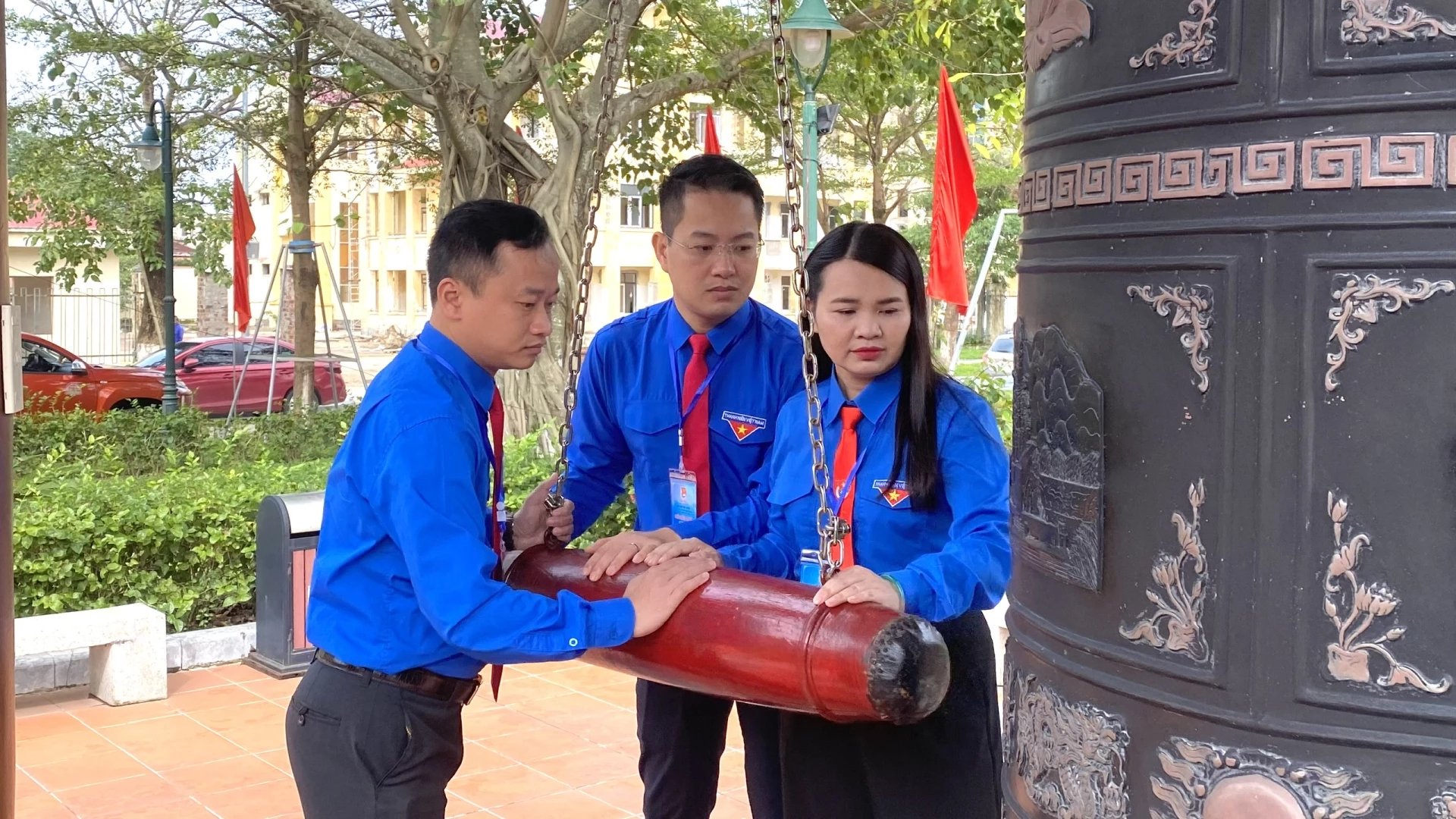 Lãnh đạo Tỉnh Đoàn thực hiện nghi thức thỉnh chuông - Ảnh: NL