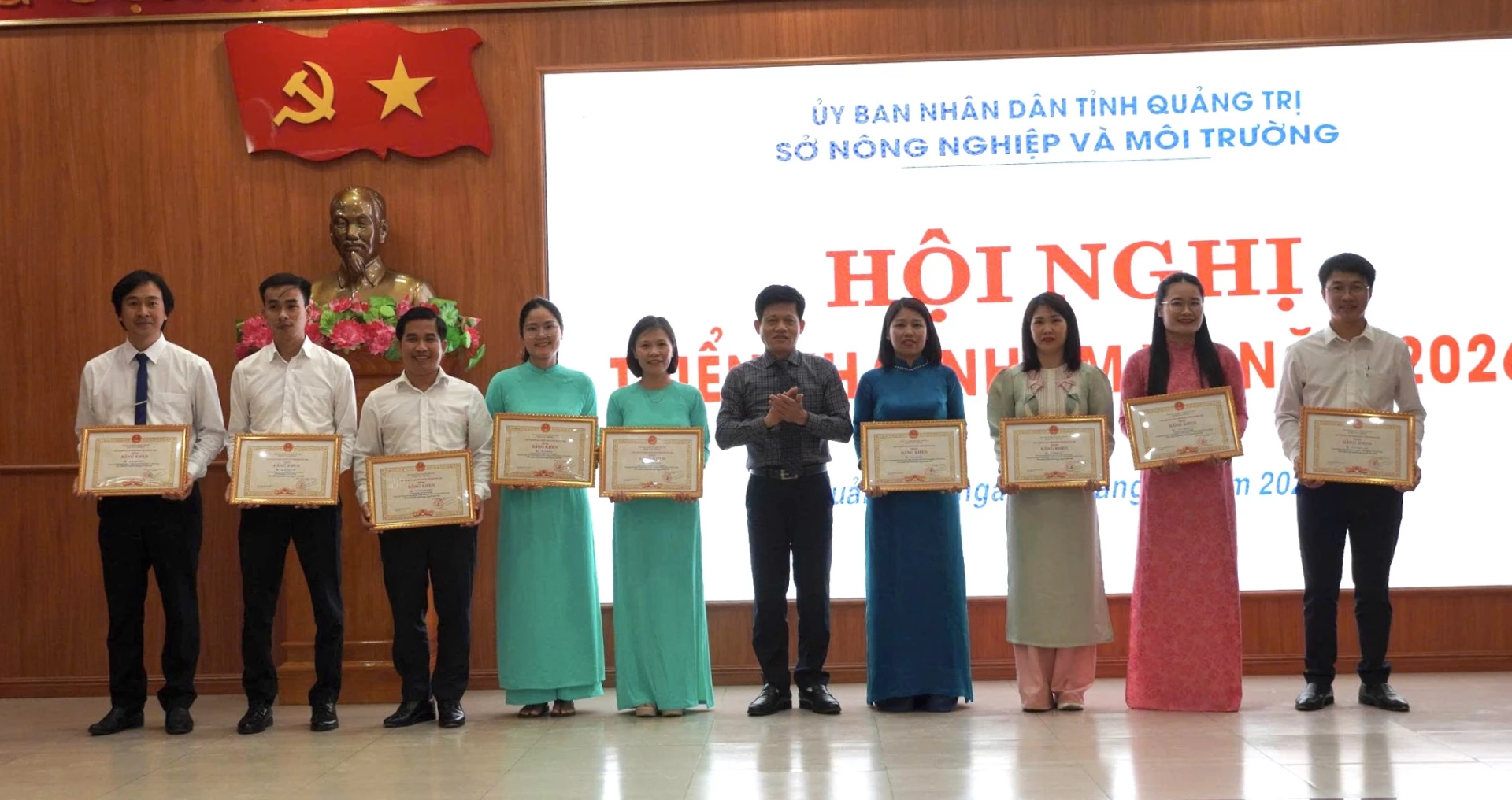 Ph&oacute; Chủ tịch UBND tỉnh L&ecirc; Văn Bảo trao tặng Bằng khen cho c&aacute;c c&aacute; nh&acirc;n c&oacute; th&agrave;nh t&iacute;ch xuất sắc trong c&ocirc;ng t&aacute;c năm 2025 - Ảnh: NL