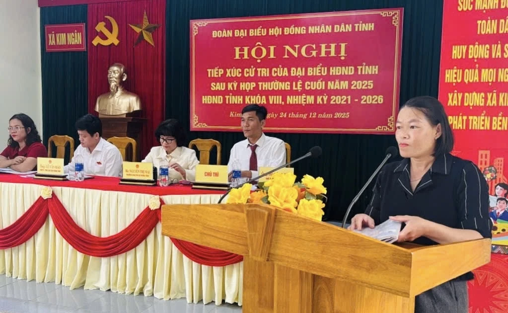 Cử tri ph&aacute;t biểu &yacute; kiến, kiến nghị tại buổi tiếp x&uacute;c - Ảnh: K.H