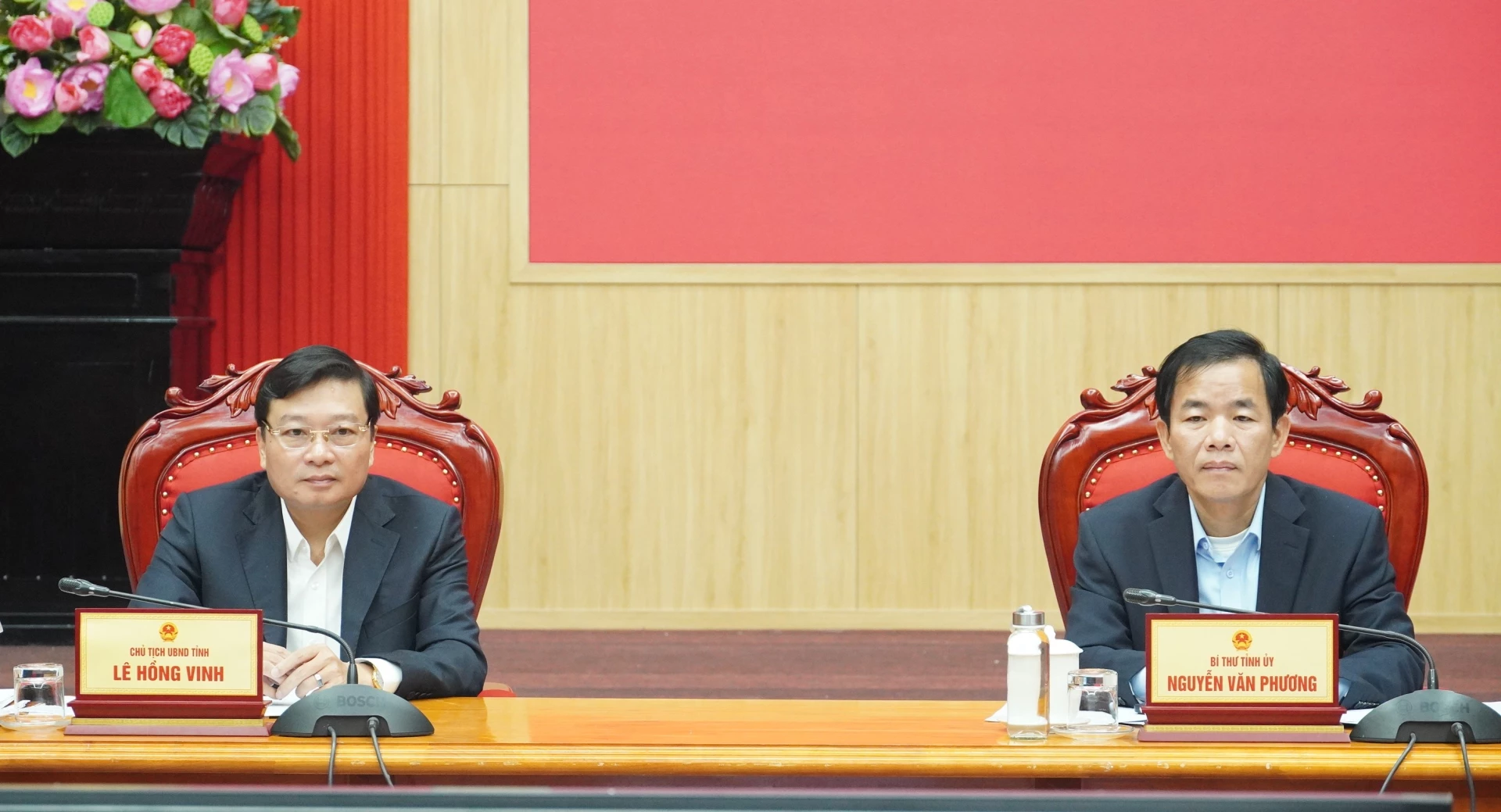 Đồng ch&iacute; B&iacute; thư Tỉnh ủy Nguyễn Văn Phương, đồng ch&iacute; Chủ tịch UBND tỉnh L&ecirc; Hồng Vinh chủ tr&igrave; hội nghị tại điểm cầu Quảng Trị - Ảnh: QV