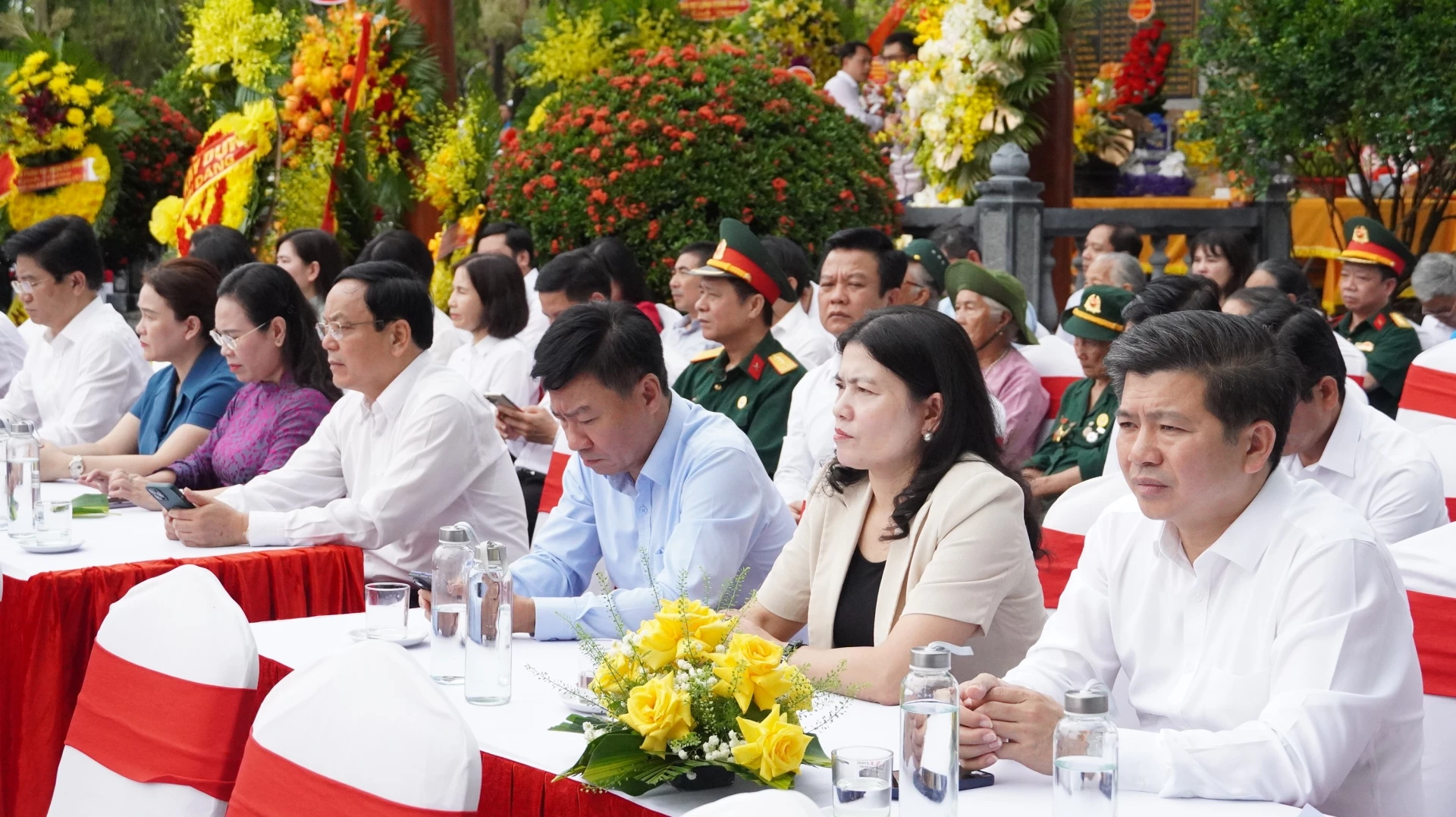 Đại biểu tham dự buổi lễ - Ảnh: QV