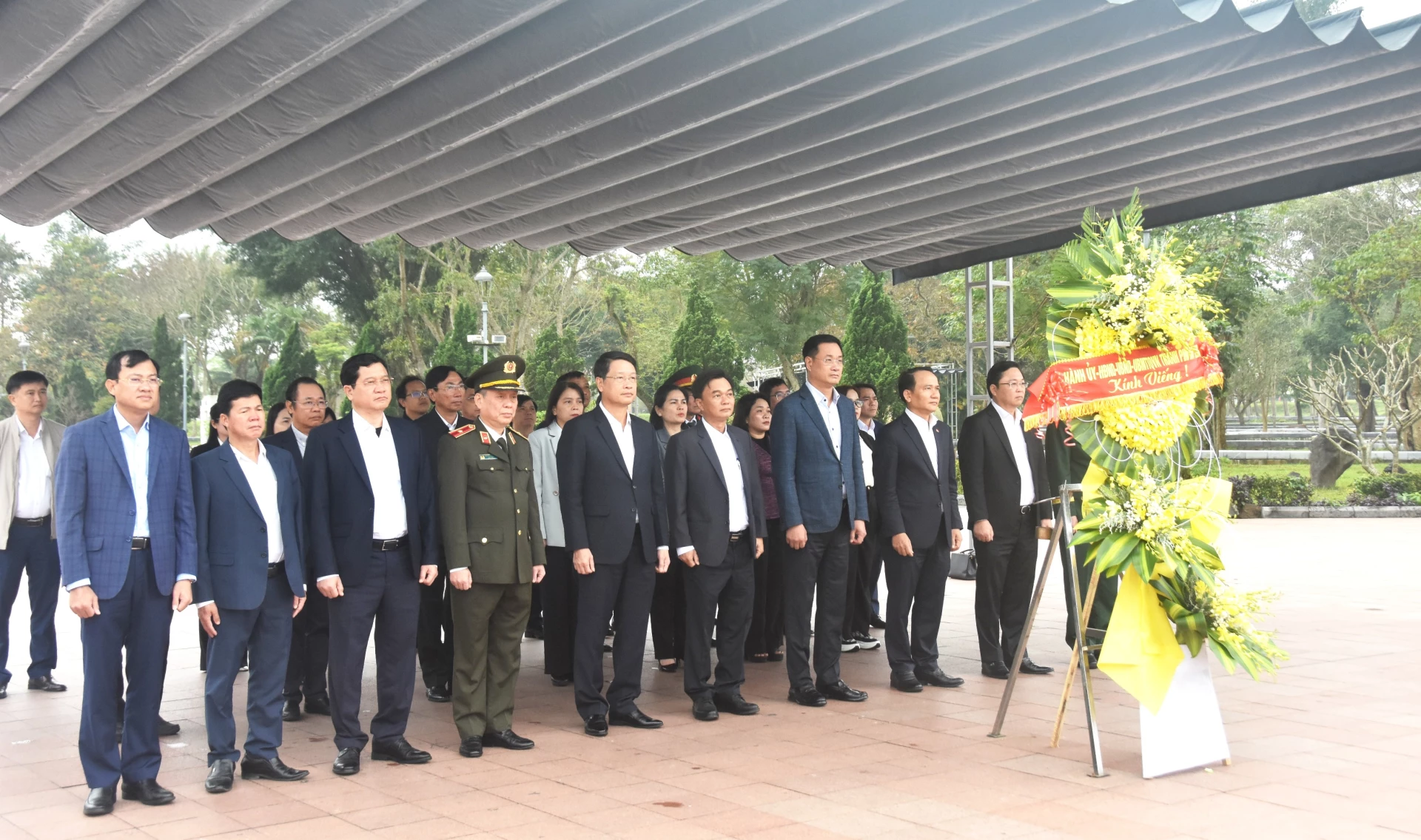 Đo&agrave;n c&ocirc;ng t&aacute;c TP Đ&agrave; Nẵng đặt v&ograve;ng hoa viếng c&aacute;c Anh h&ugrave;ng liệt sĩ tại Th&agrave;nh Cổ Quảng Trị - Ảnh: ĐV