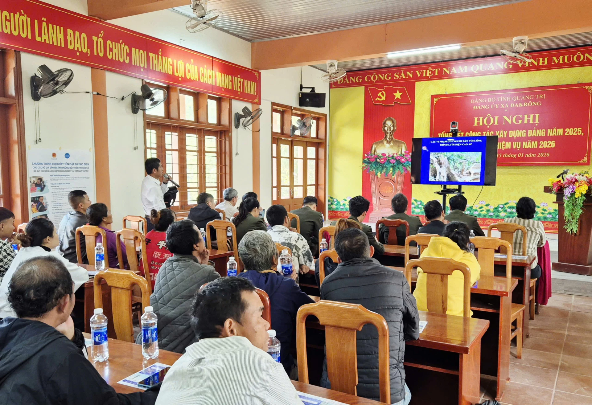 Quang cảnh hội nghị tuy&ecirc;n truyền bảo vệ an to&agrave;n c&ocirc;ng tr&igrave;nh lưới điện truyền tải quốc gia tại x&atilde; Đakr&ocirc;ng-Ảnh: K.S