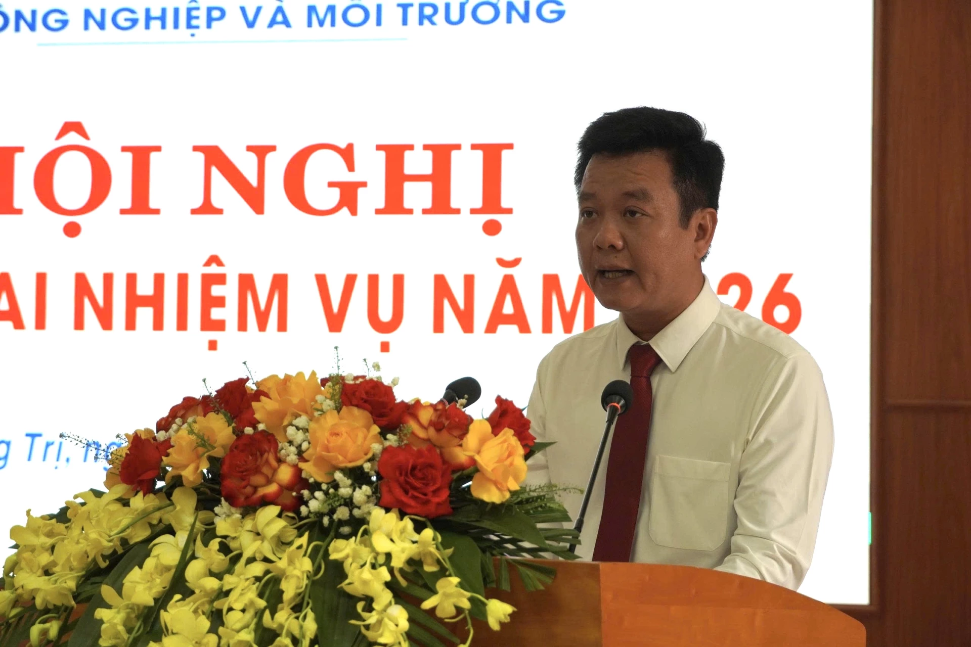 Gi&aacute;m đốc Sở NN&MT Trần Quốc Tuấn tiếp thu &yacute; kiến chỉ đạo của Chủ tịch UBND tỉnh - Ảnh: NL