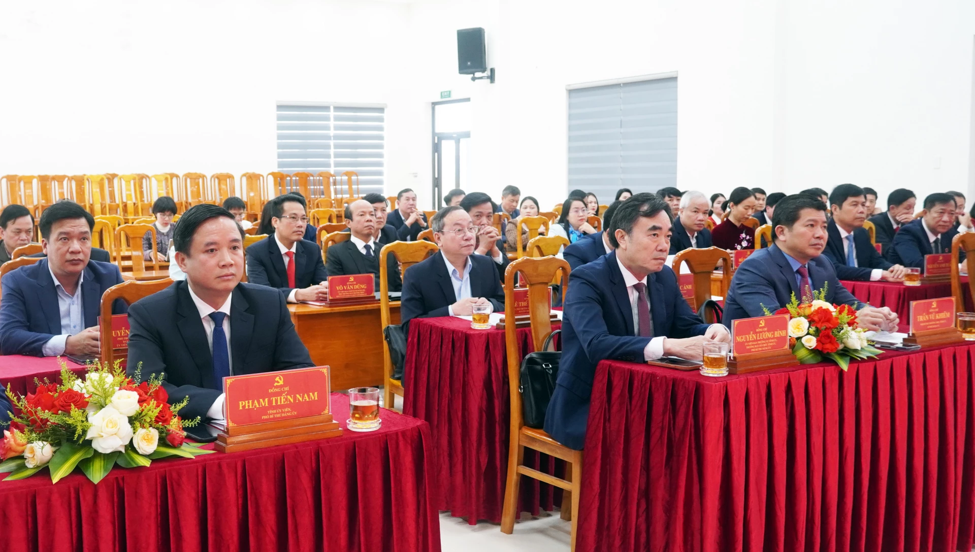 Các đồng chí lãnh đạo tỉnh dự hội nghị - Ảnh: N.M